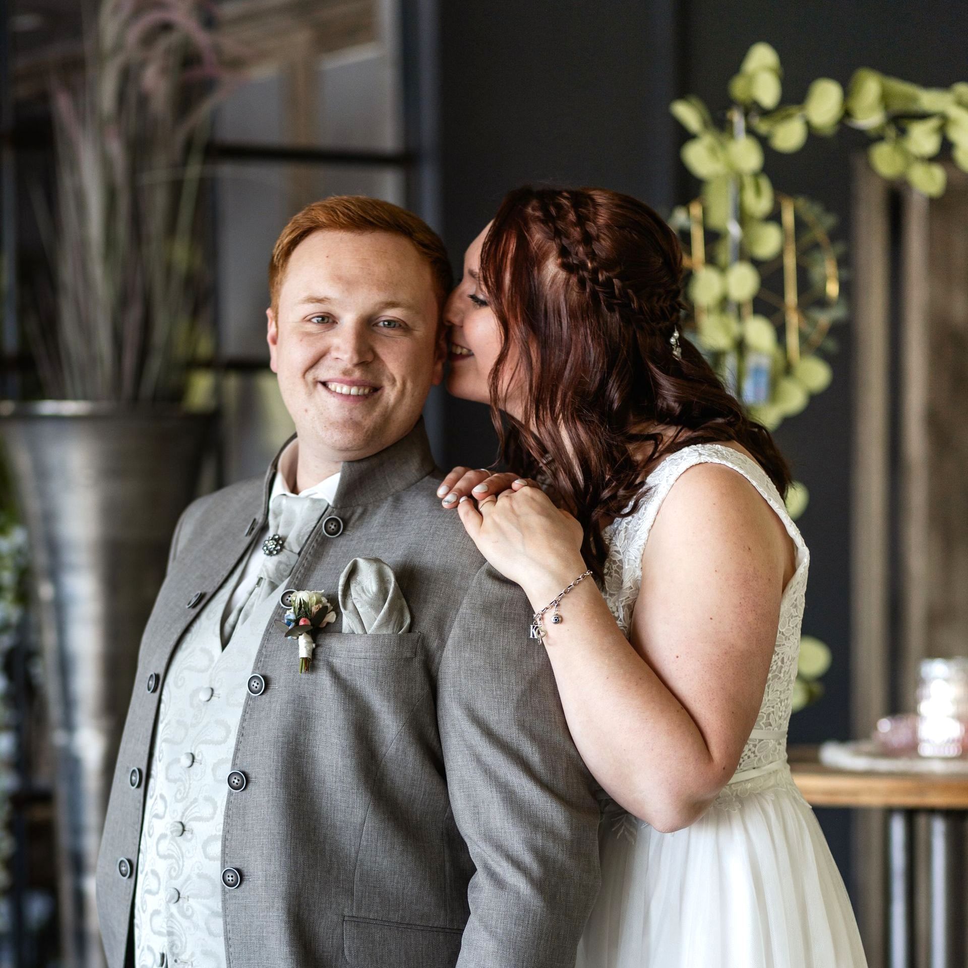 Leises flüstern der Braut beim Fotoshooting der Hochzeitsfotos im MahlAnderz Möhnesee