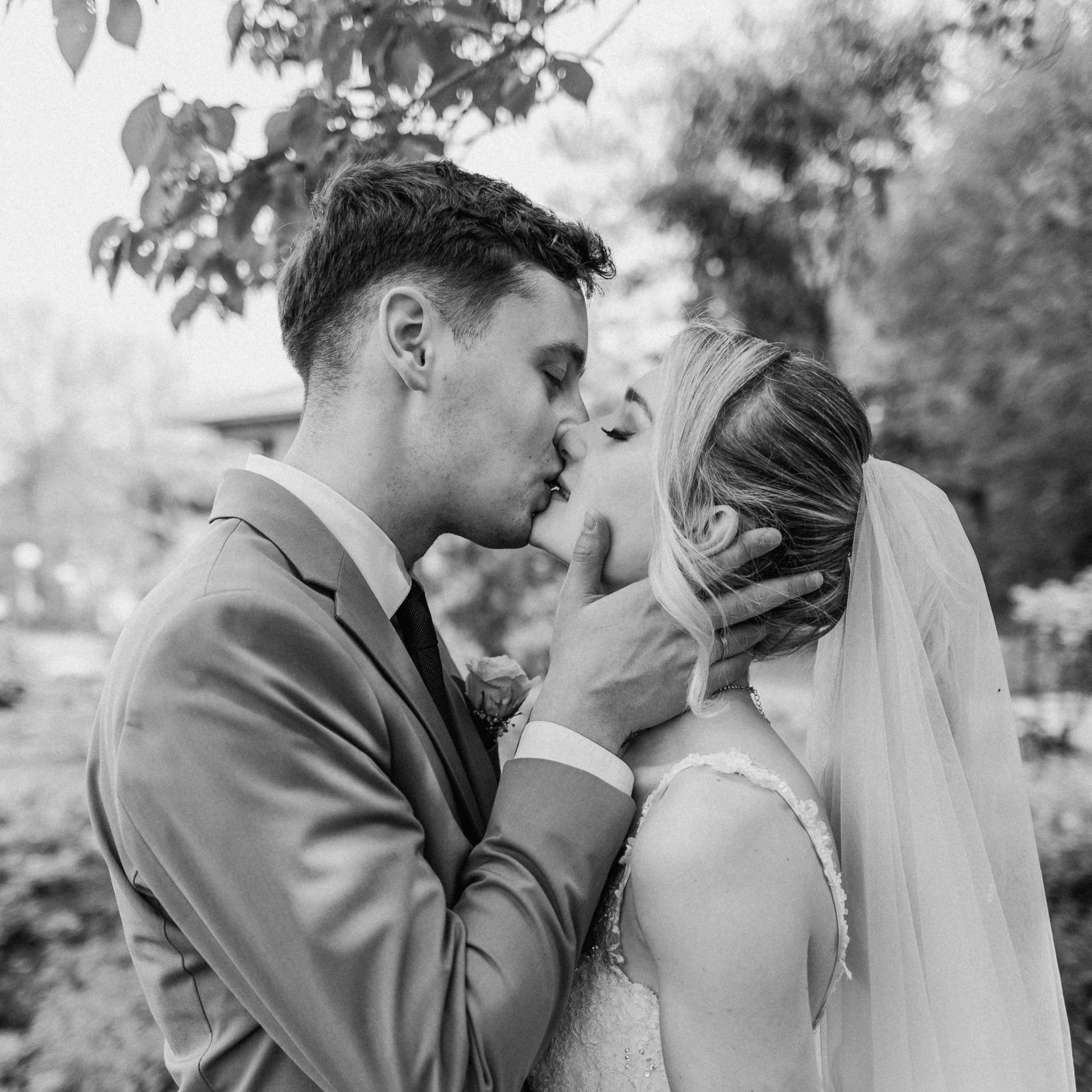 Ein langer Kuss beim Brautpaar in der romantischen Kulisse des Kurparks in Bad Sassendorf