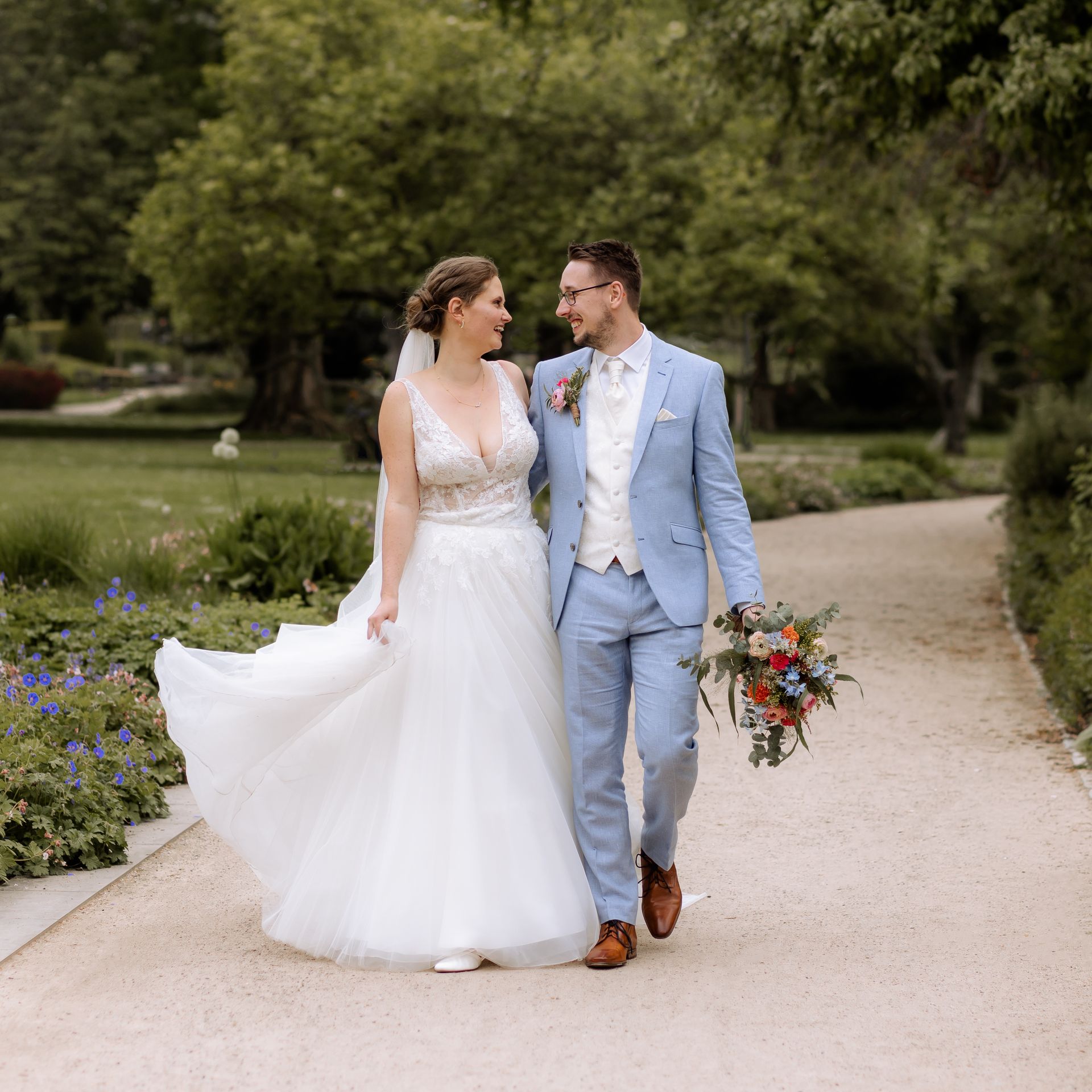 Leichte und beschwingte Momente für das Brautpaar bei ihren Hochzeitsfotos im Rosengarten Soest