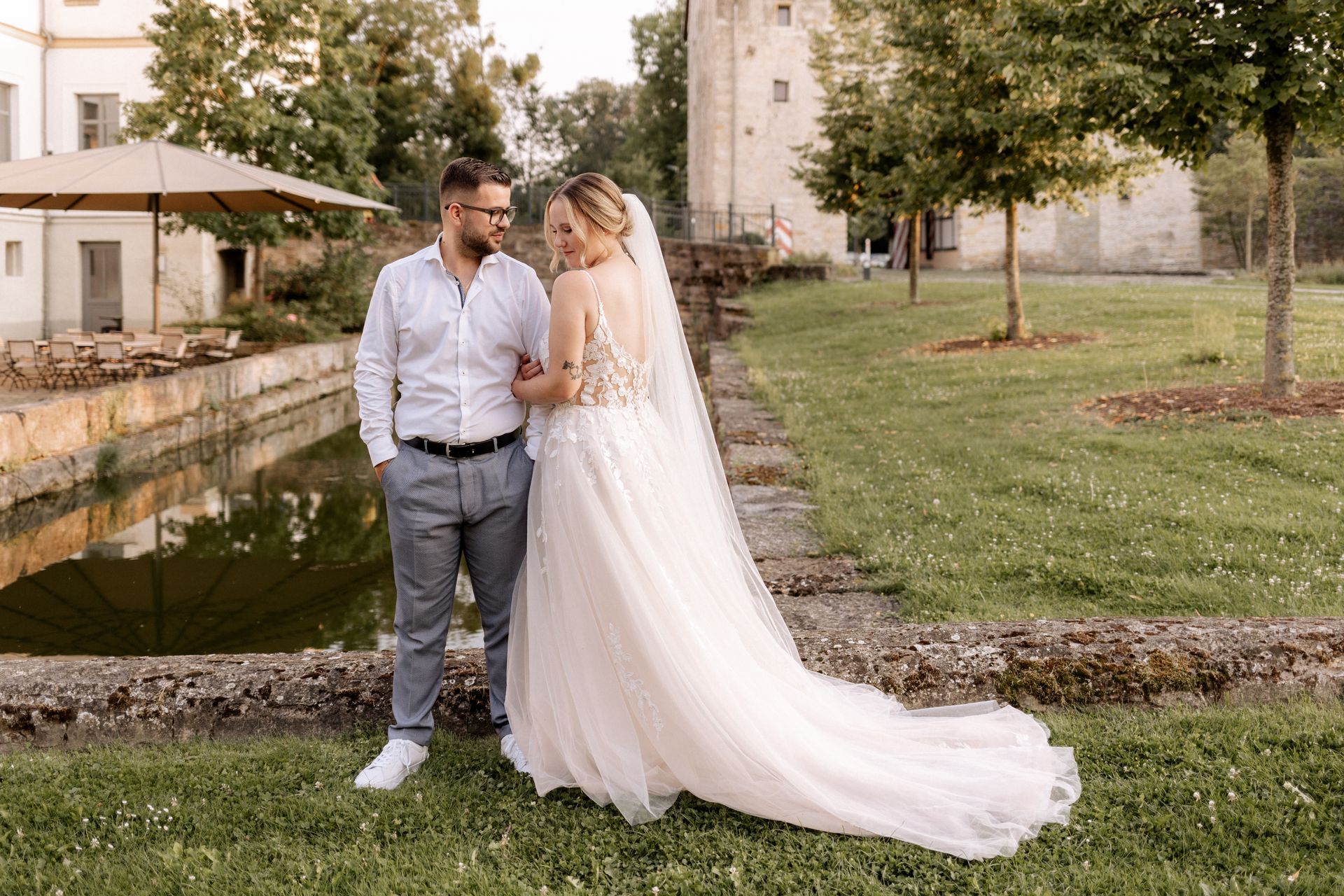Brautpaar zur Hochzeit im Garten Rittergut Störmede