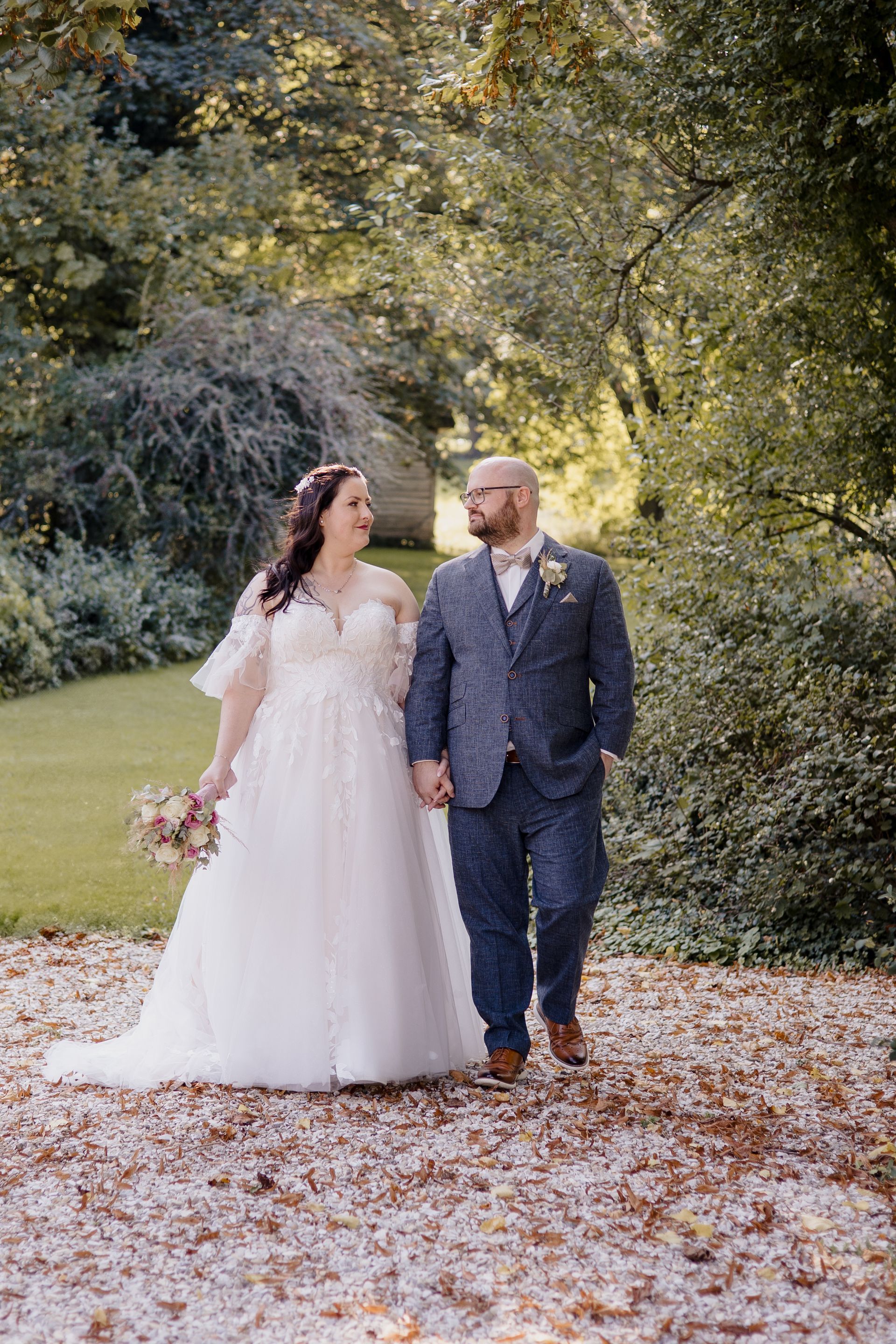 Brautpaar im Park der Remise Niederbarkhausen