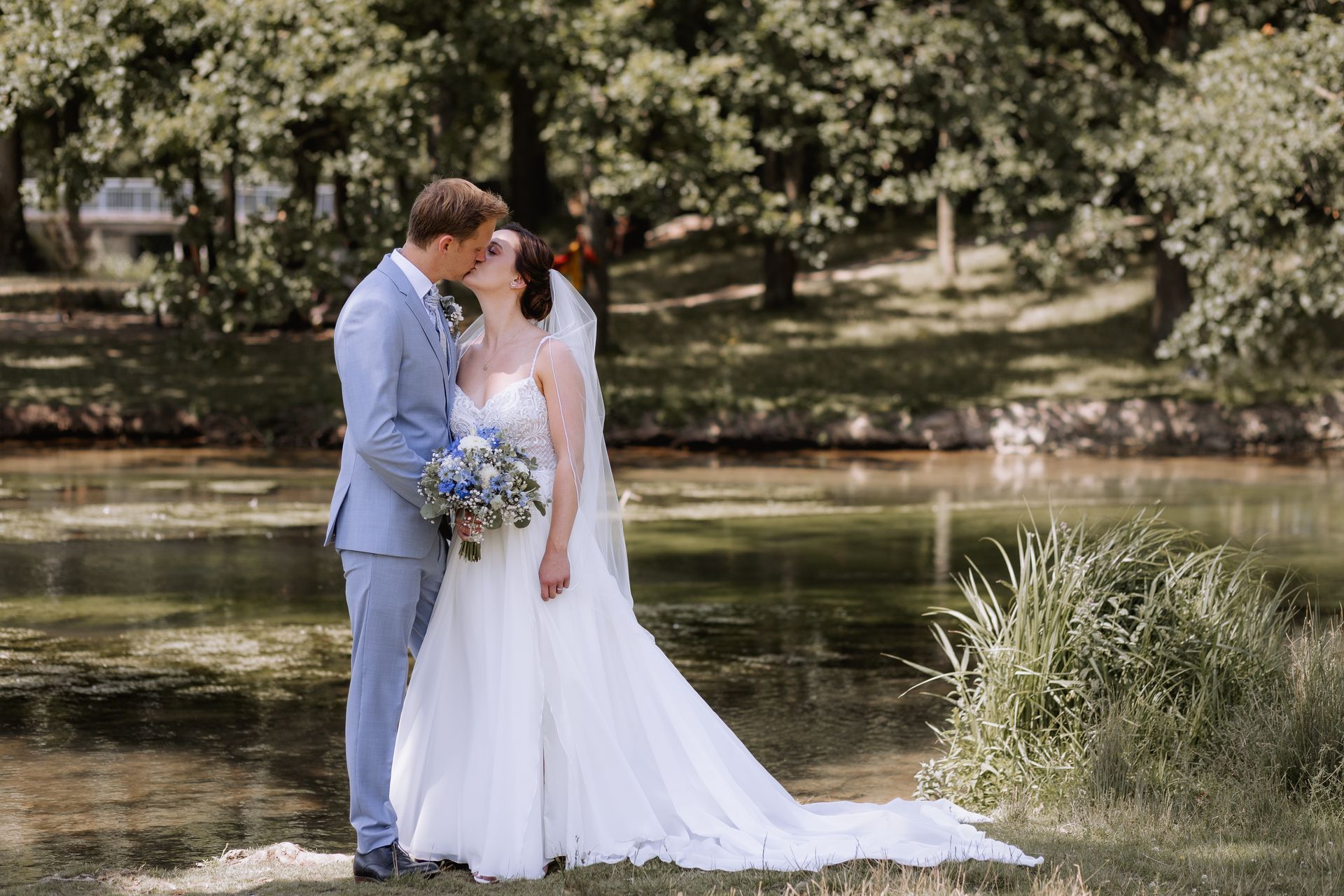 Brautpaar küssend am Teich Grüner Winkel Lippstadt
