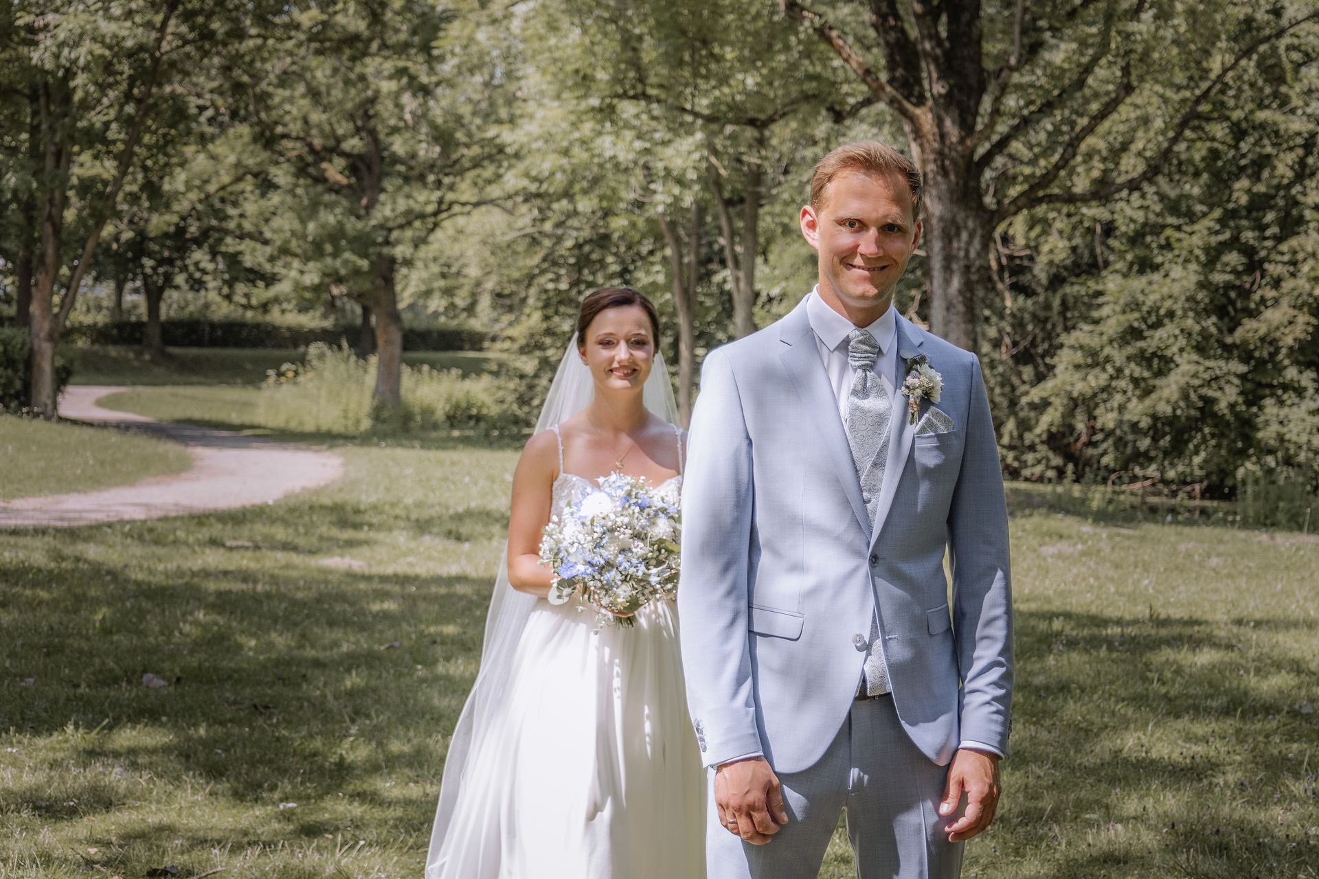 Braut überrascht den Bräutigam beim First Look im Grünen Winkel Lippstadt