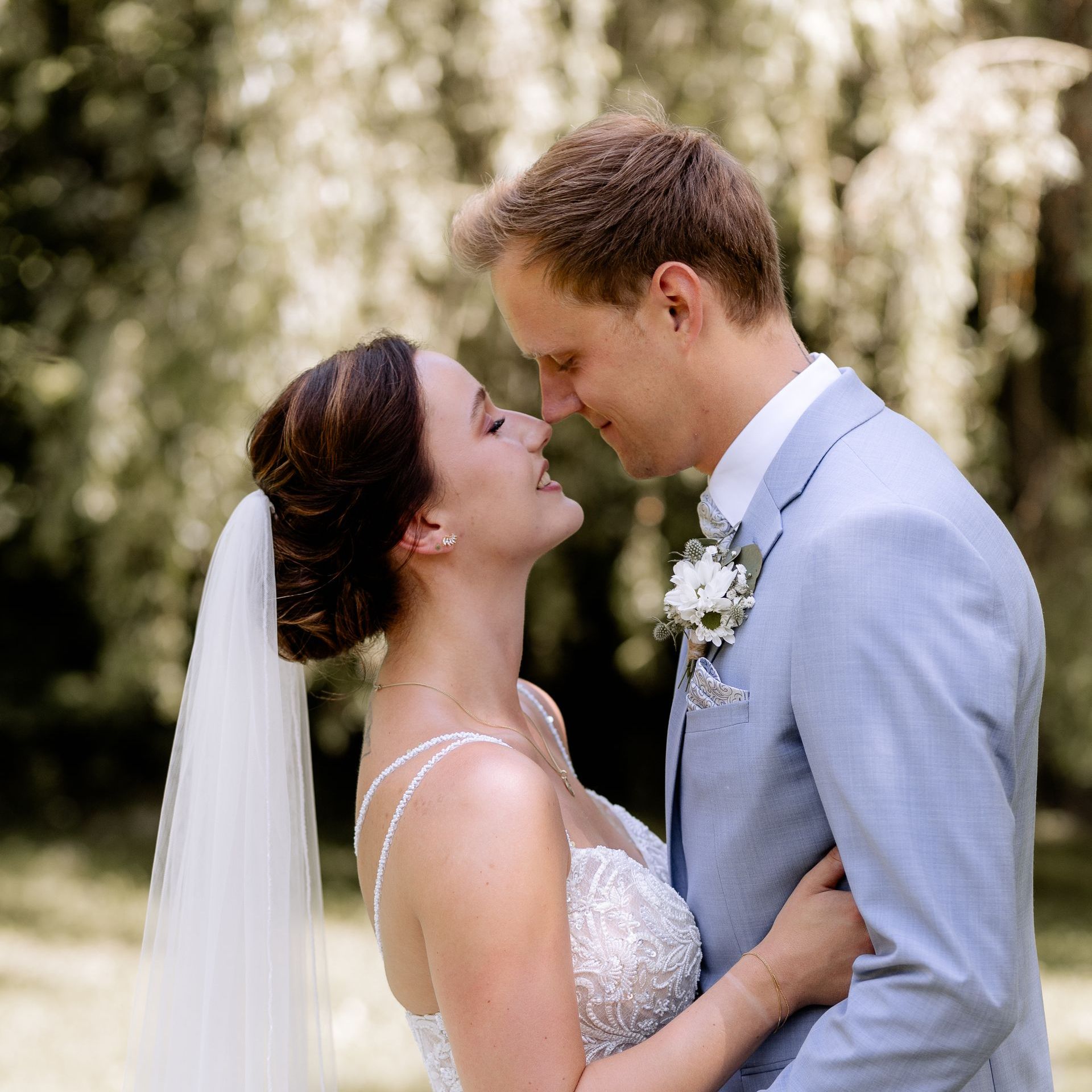 Brautpaar beim Brautpaarfotoshooting Grüner Winkel Lippstadt