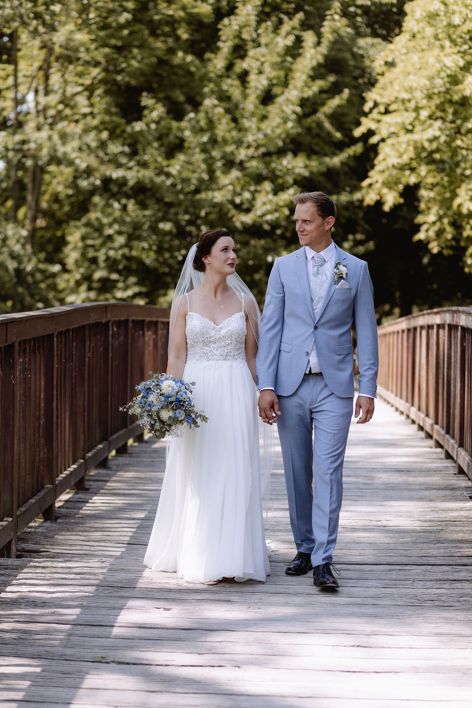 Brautpaar auf einer Brücke im Grünen Winkel Lippstadt