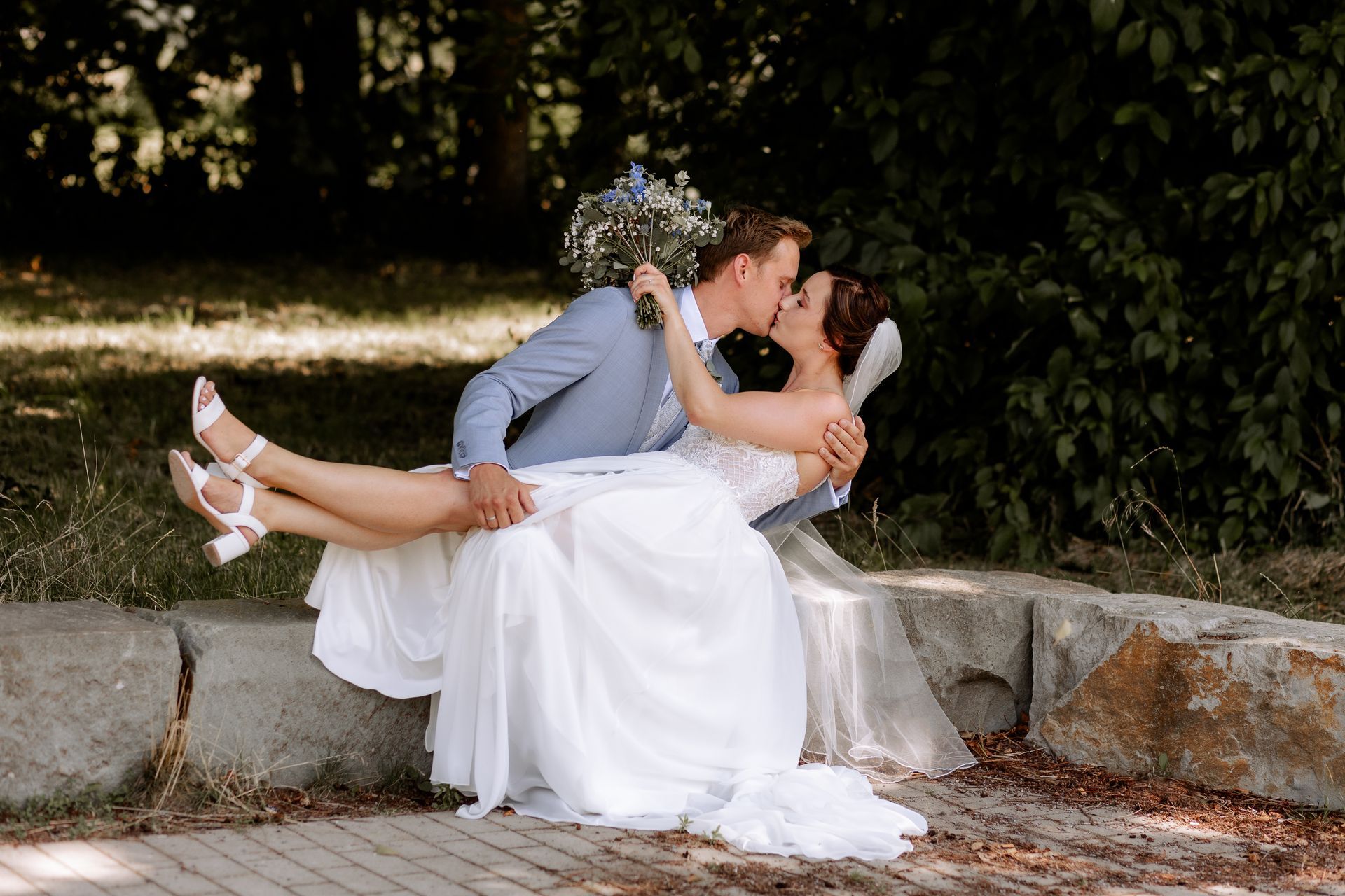 Brautpaar küssend Grüner Winkel Lippsadt