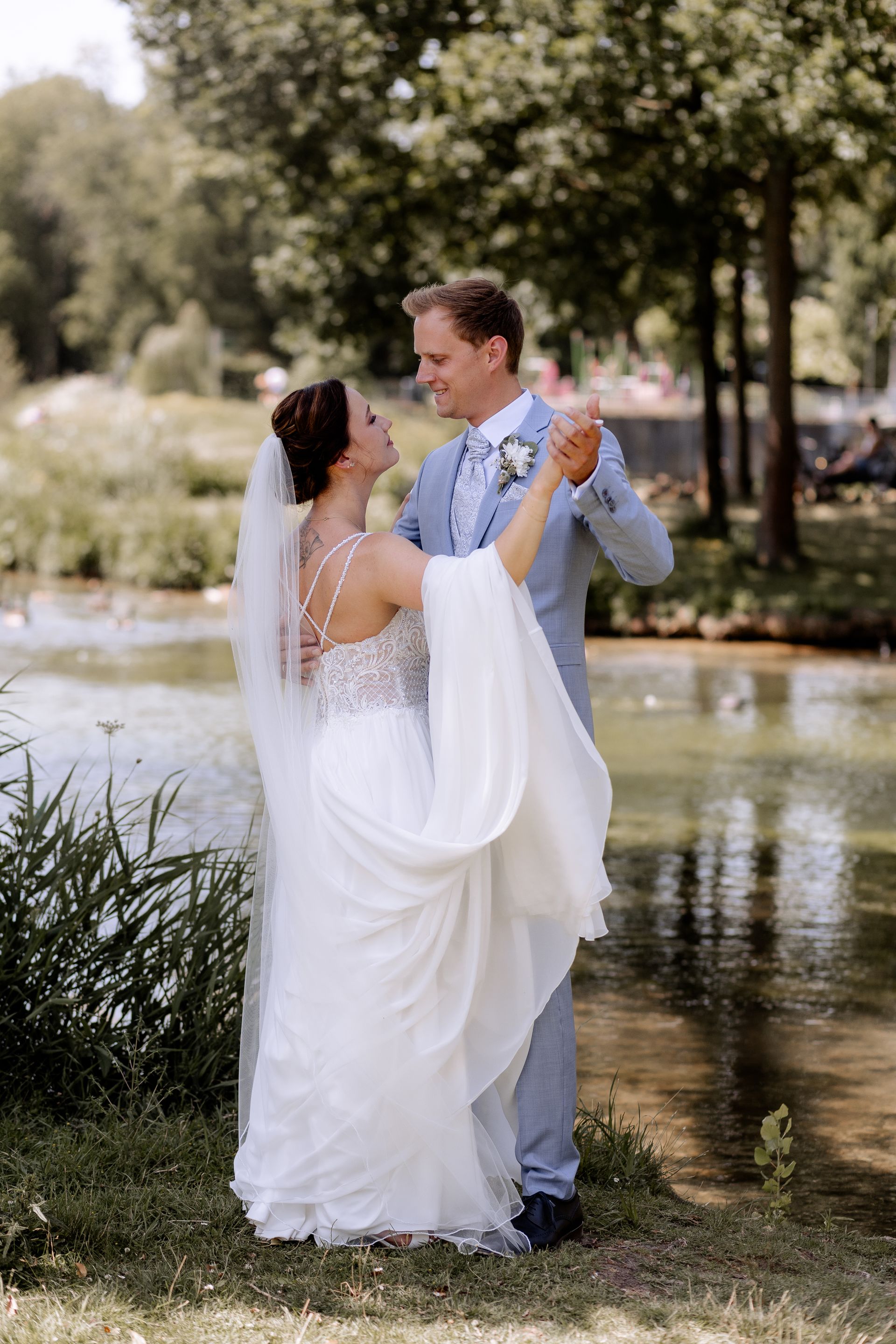 Tanzendes Brautpaar am Teich Lippstadt Grüner Winkel
