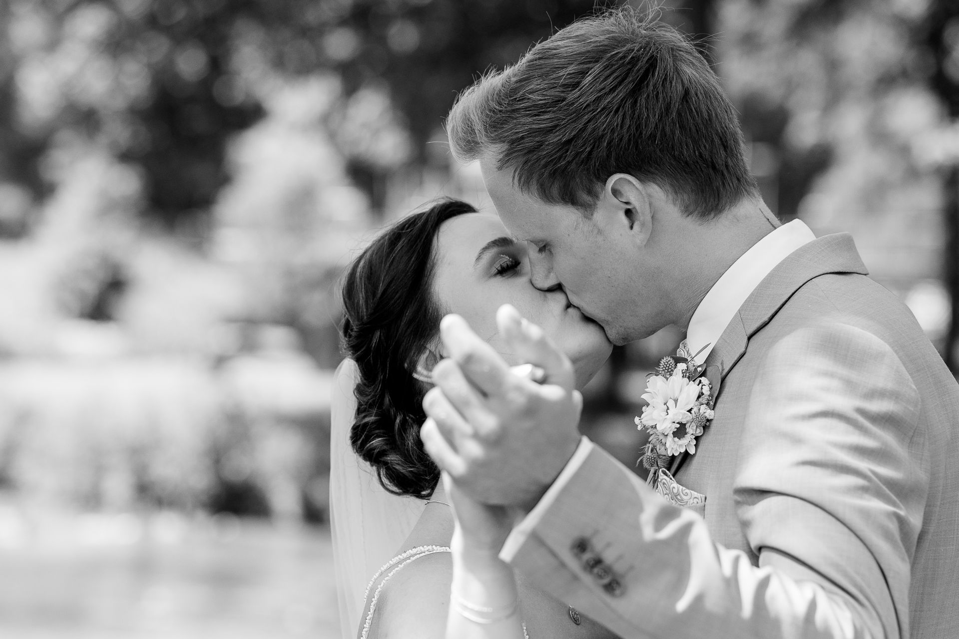 Küssendes und tanzendes Brautpaar Grüner Winkel Lippstadt