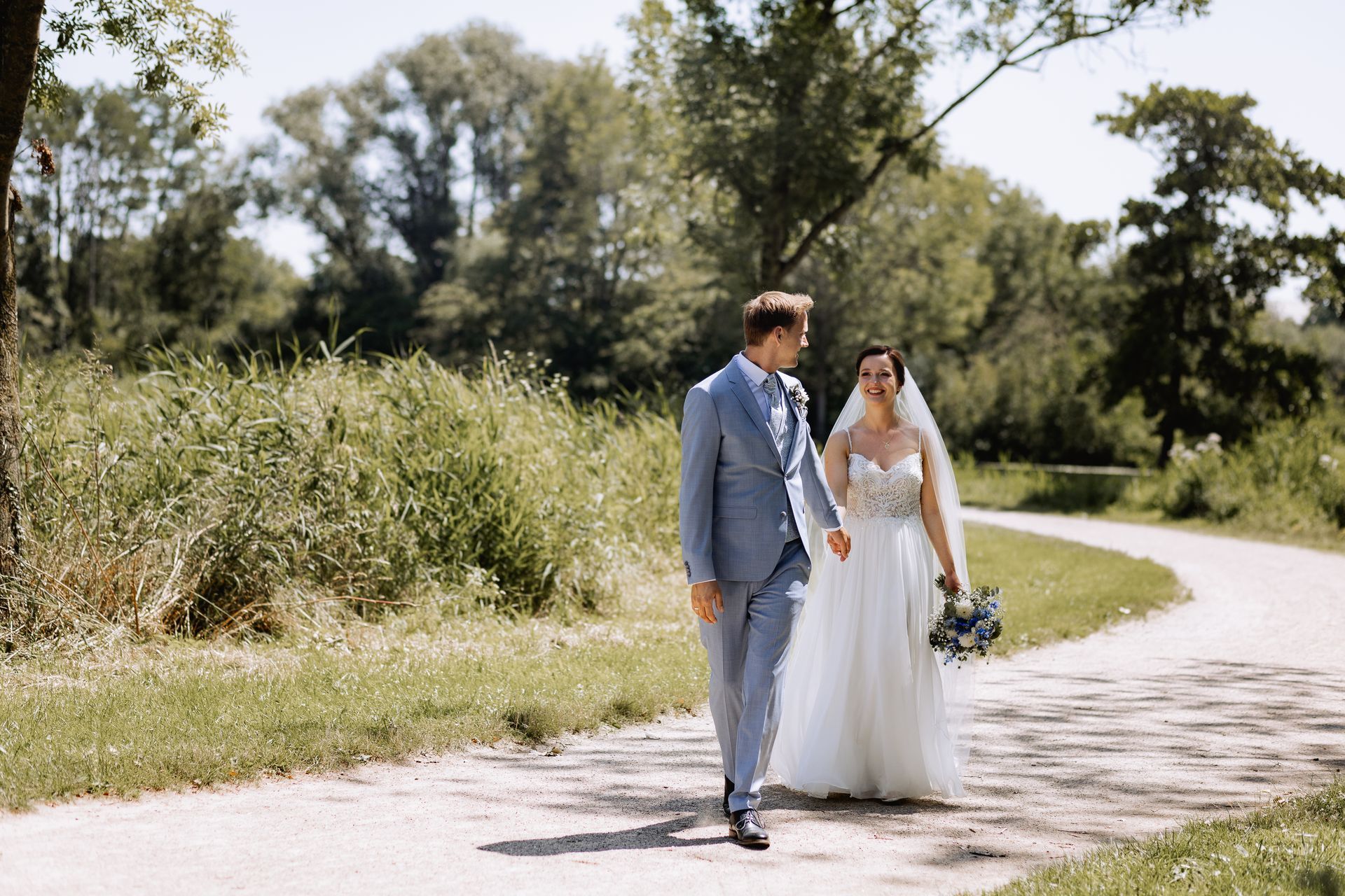 Brautpaar spaziert Hand in Hand Grüner Winkel Lippstadt