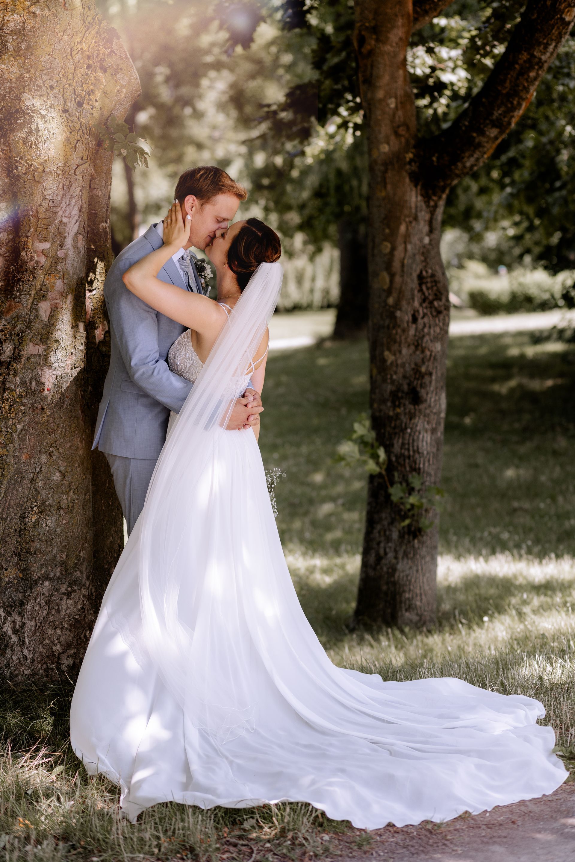 Brautpaar küssend am Baum Grüner Winkel Lippstadt