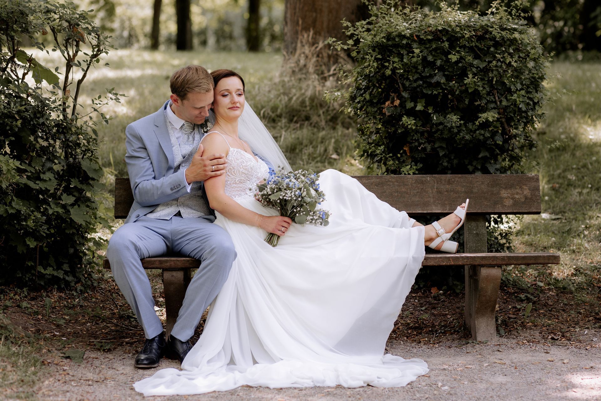 Brautpaar auf einer Bank Lippstadt Grüner Winkel