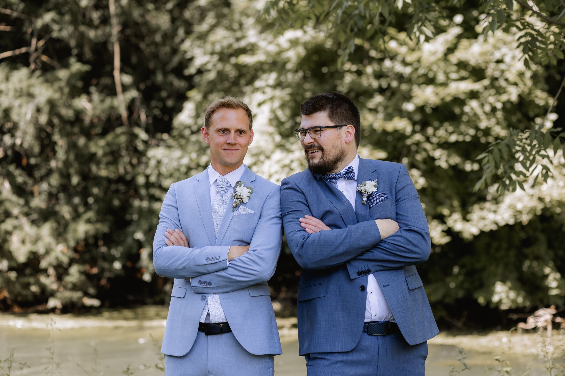 First Look Grüner Winkel Lippstadt Wartebild Bräutigam mit Trauzeuge