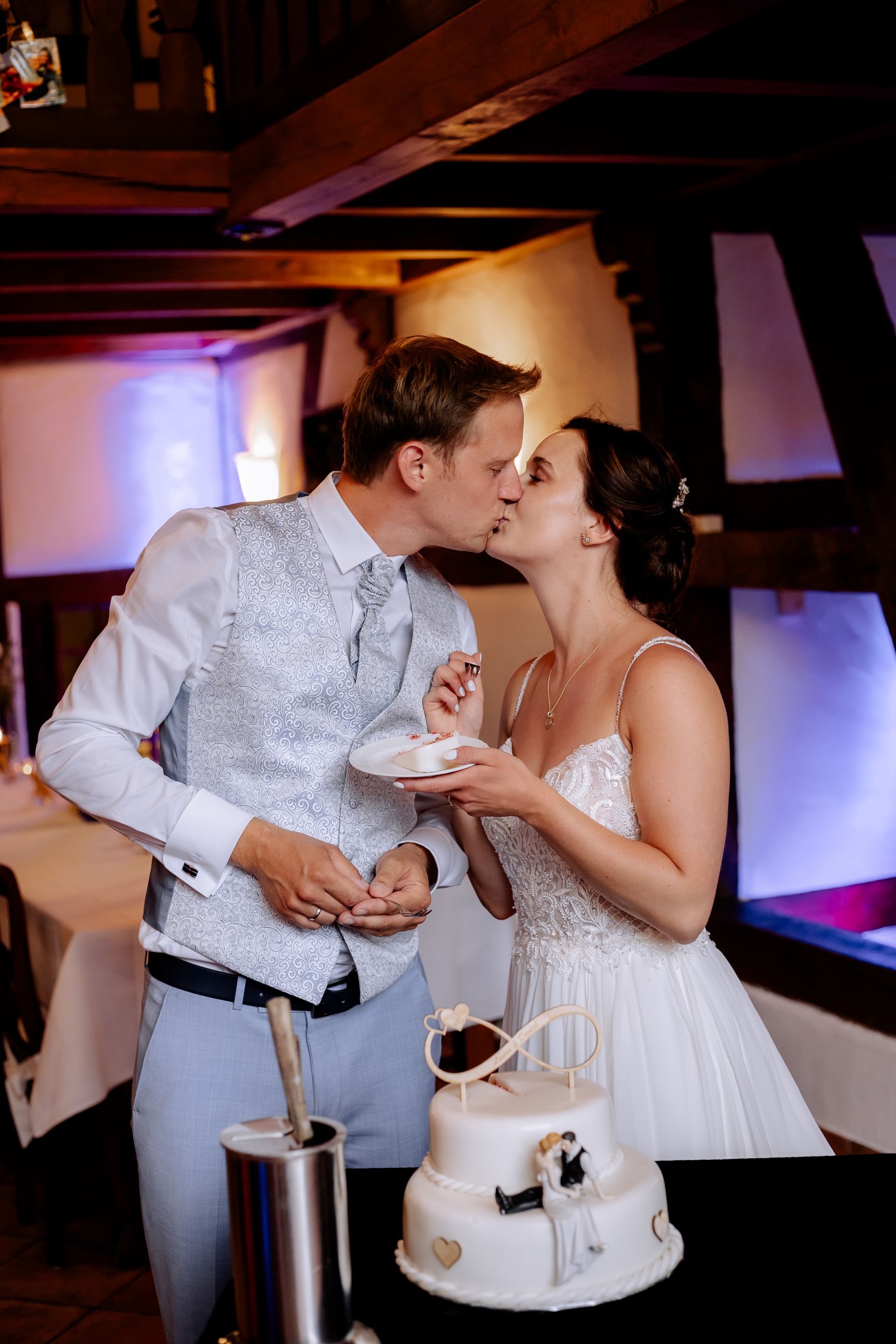 Brautpaar küssend nach Tortenanschnitt Hülshoff Lippstadt