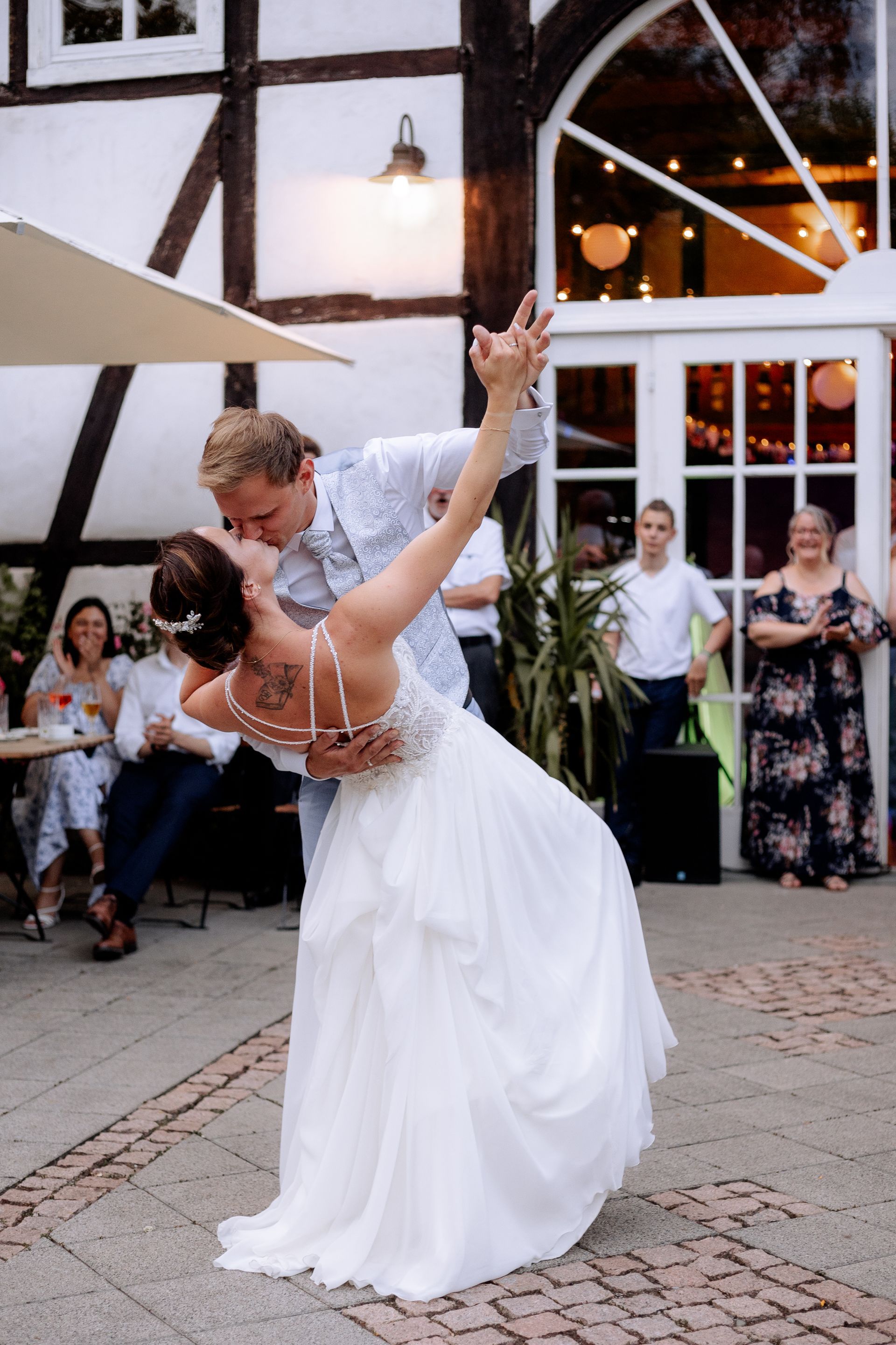Brautpaar tanzt auf der Terrasse Hochzeit Hülshoff Lippstadt