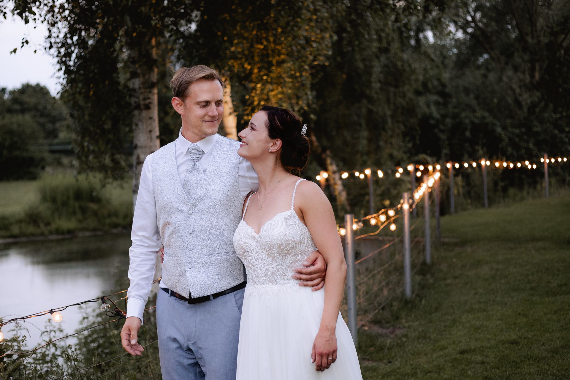 Brautpaar spaziert durch die Hochzeitslocation Hülshoff Lippstadt