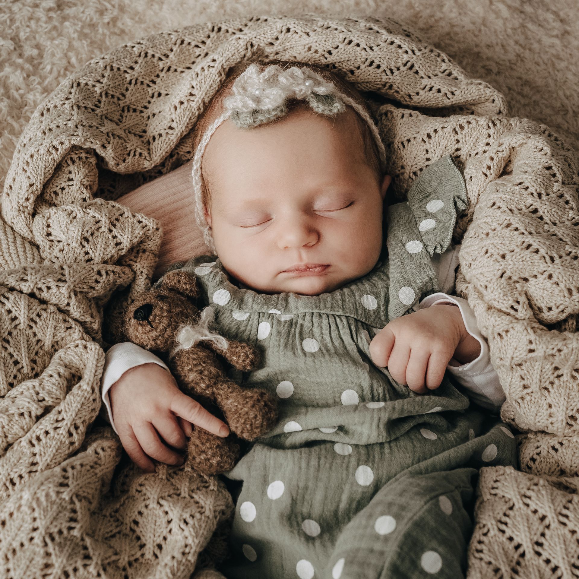 Neugeborenes Baby mit Teddy im Arm Babyfotostudio Soest