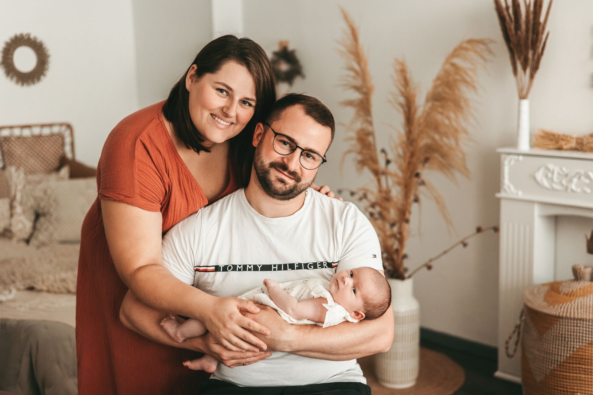 Eltern mit Neugeborenem Baby in meinem Babyfotostudio Soest