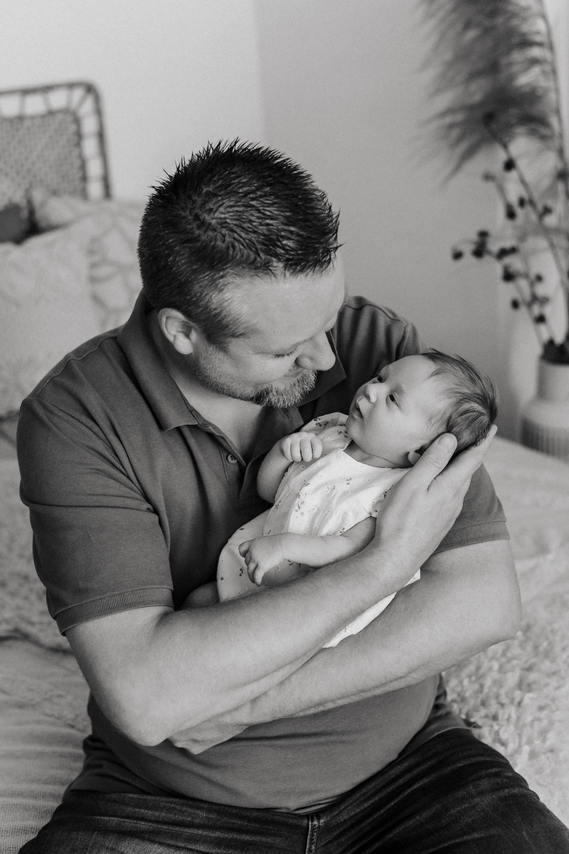 Vater spricht liebevoll mit seinem Baby