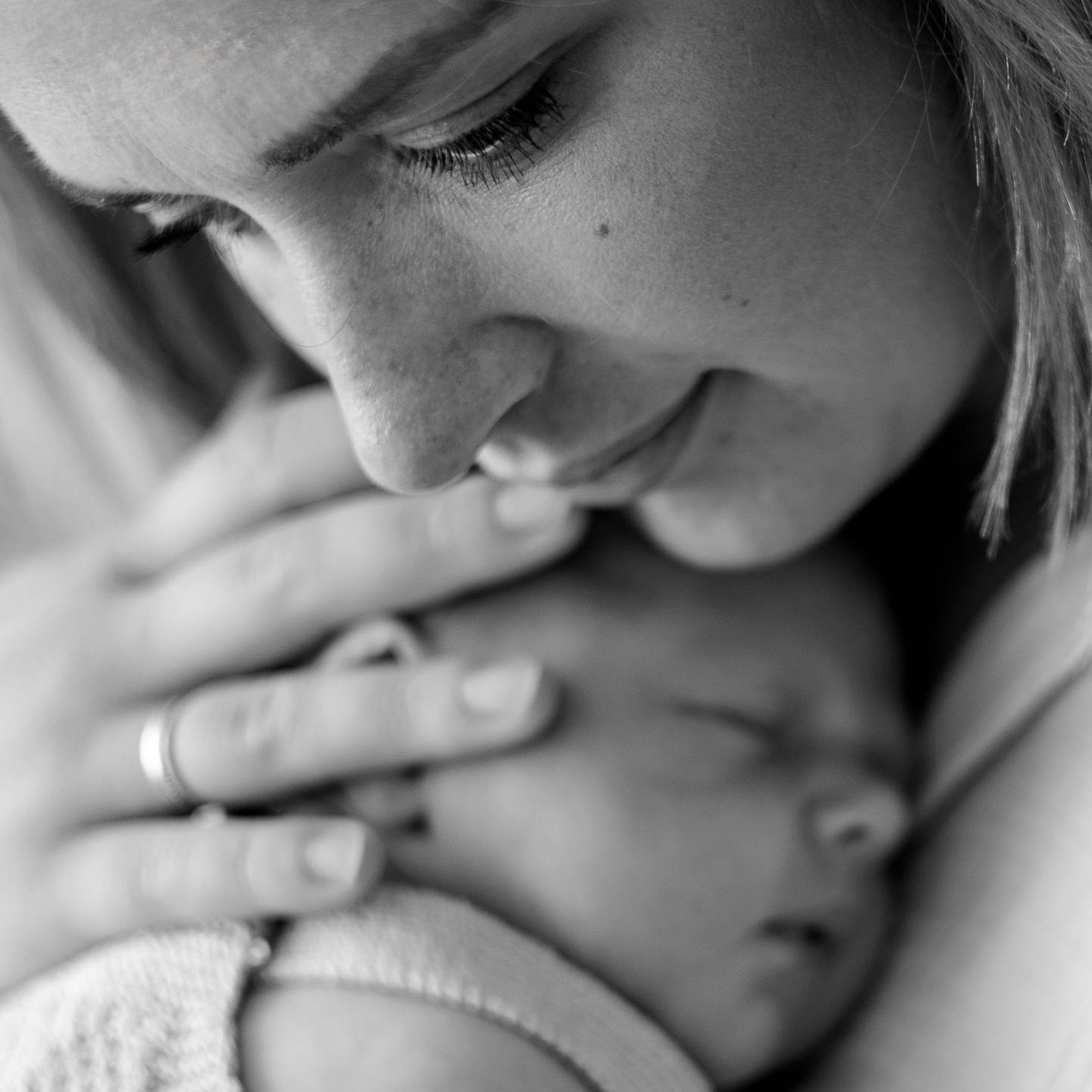 Neugeborenes Baby mit der Mutter