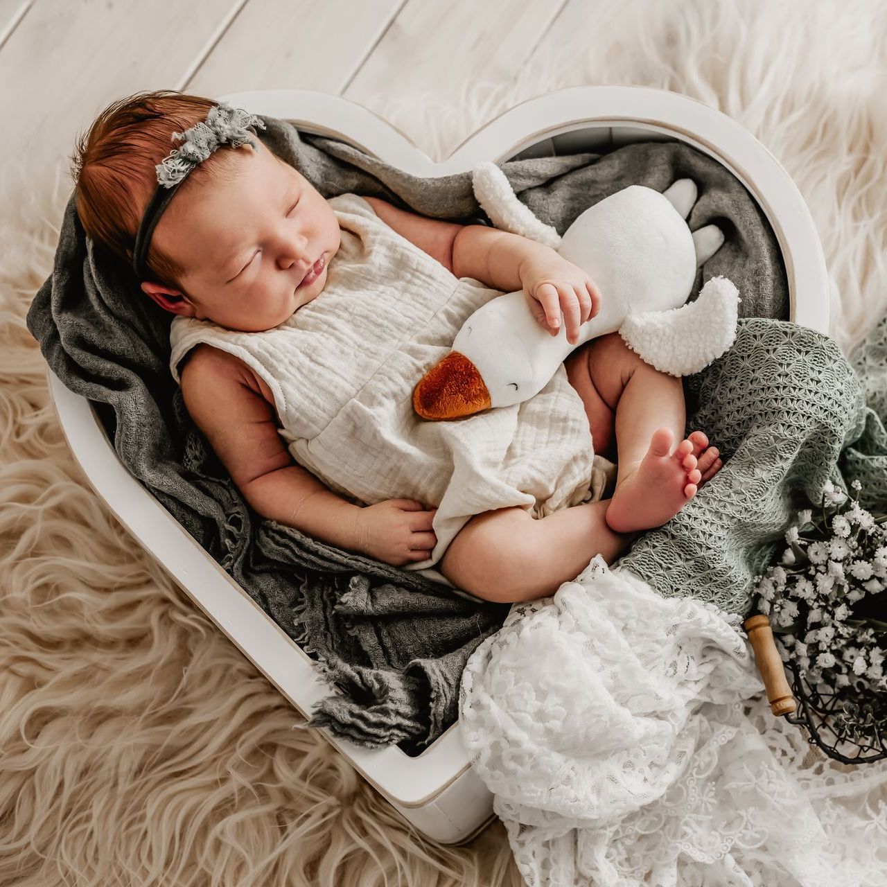 Neugeborenes Baby in einer weißen Herzschale