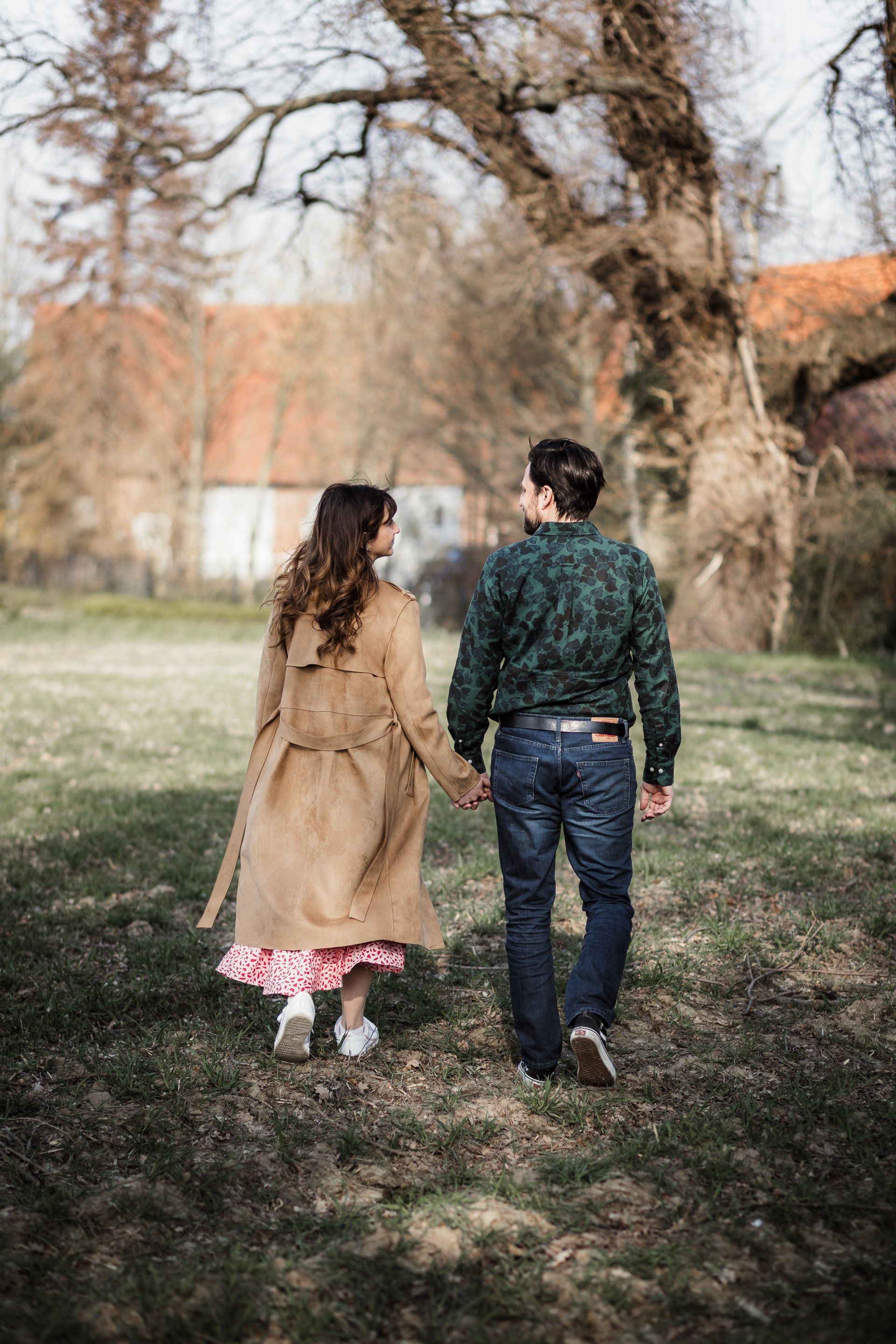 Paar läuft Hand in Hand Fotograf