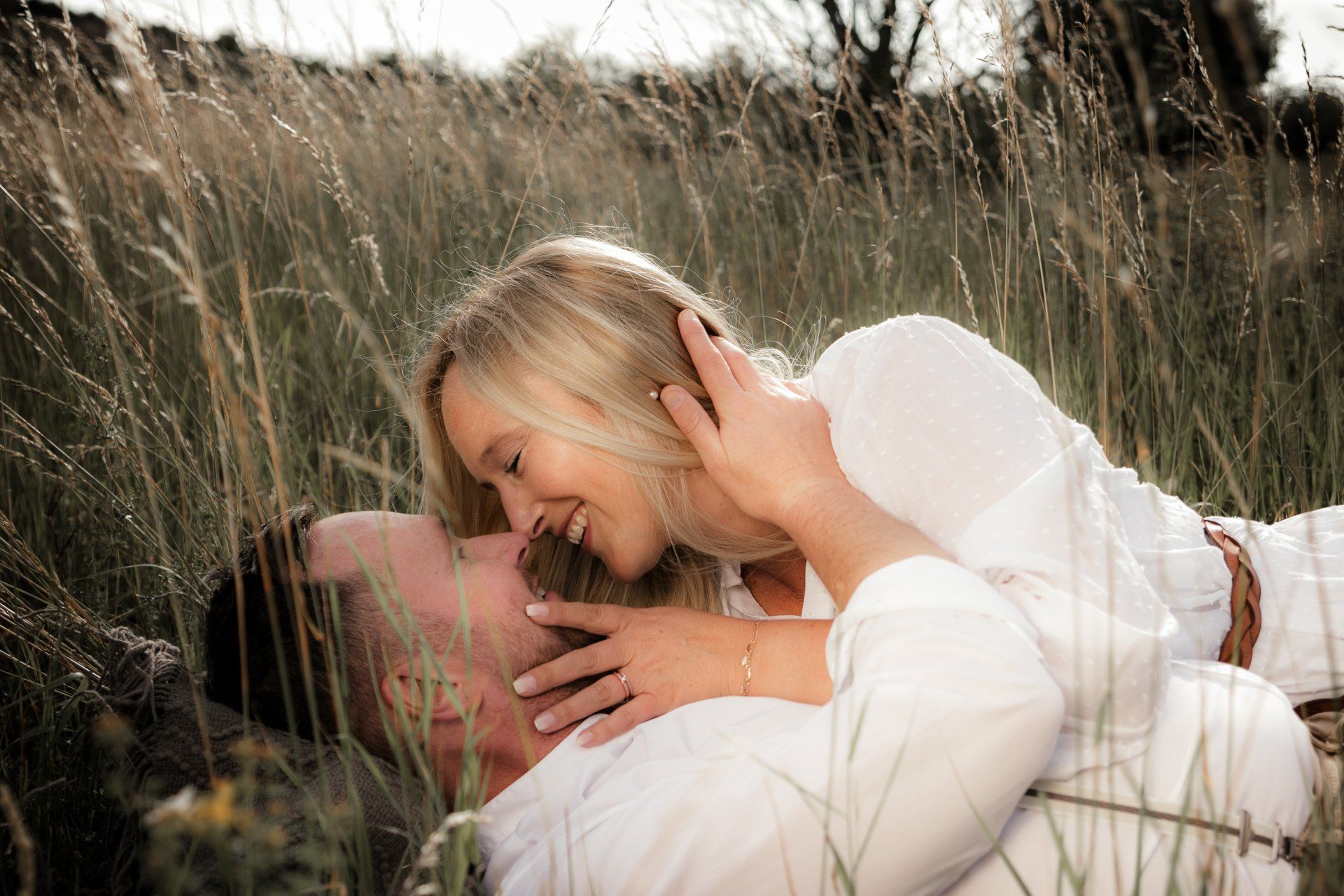 Paar küssend Wiese Fotograf Soest