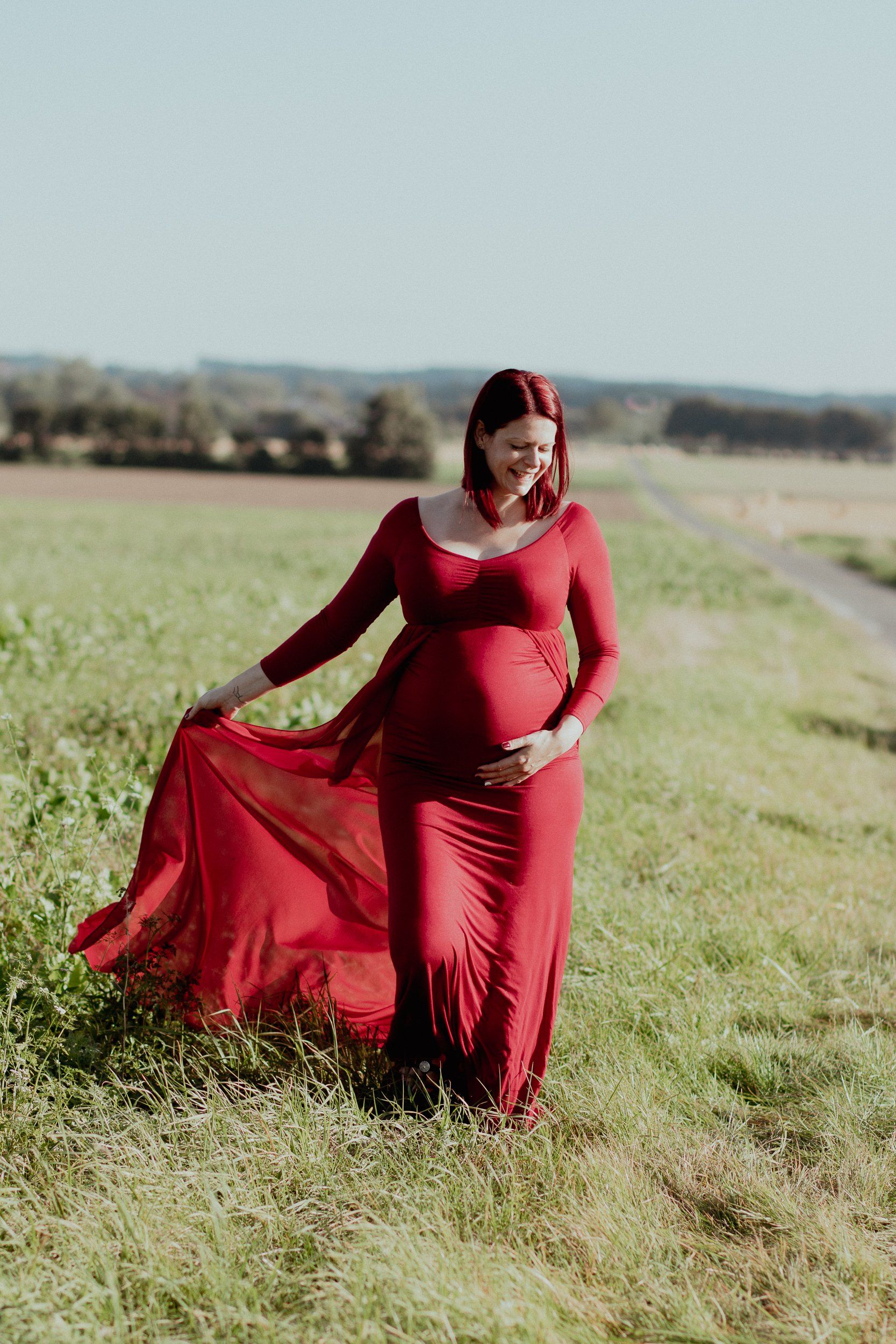Schwangerschaftsfotos Soest rotes Kleid