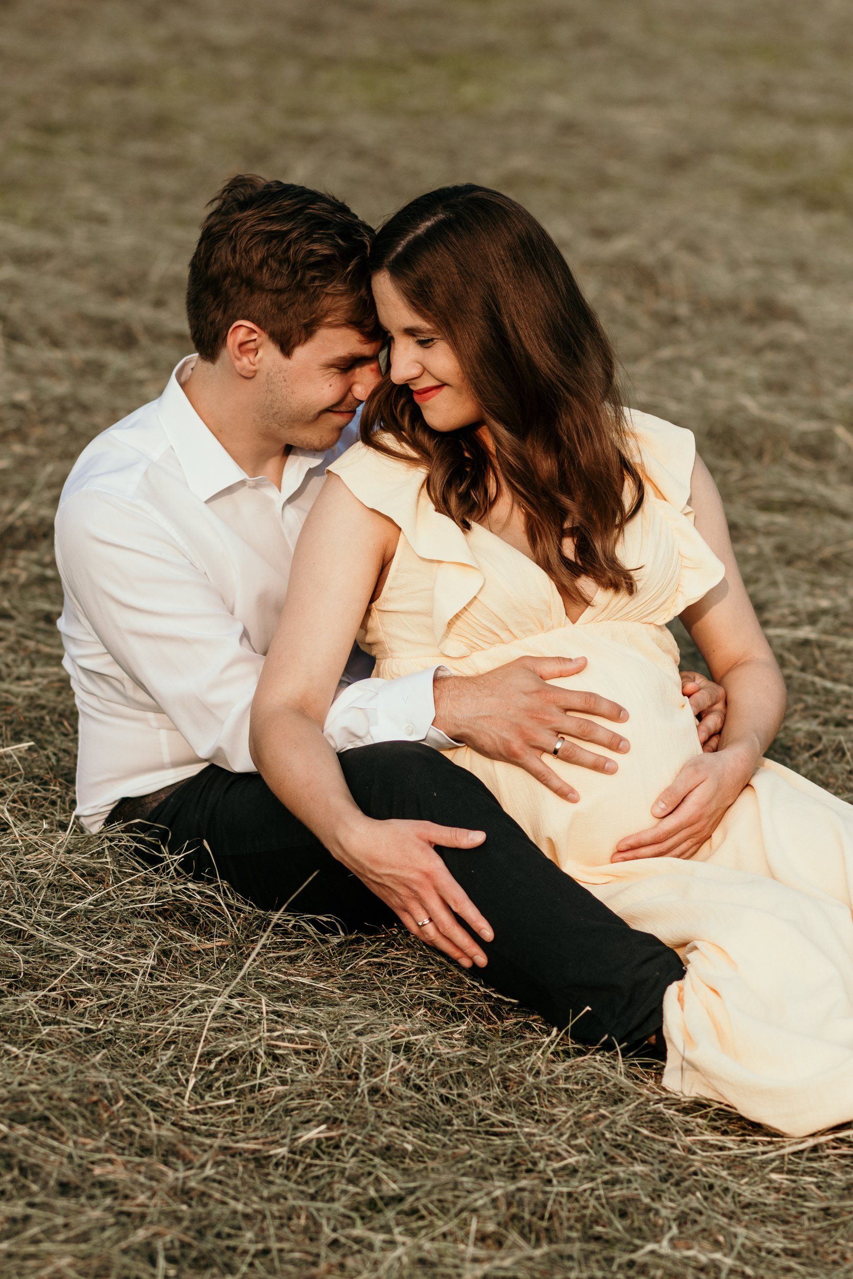 Schwangerschaftsfotos Soest Paar sitzend im Gras