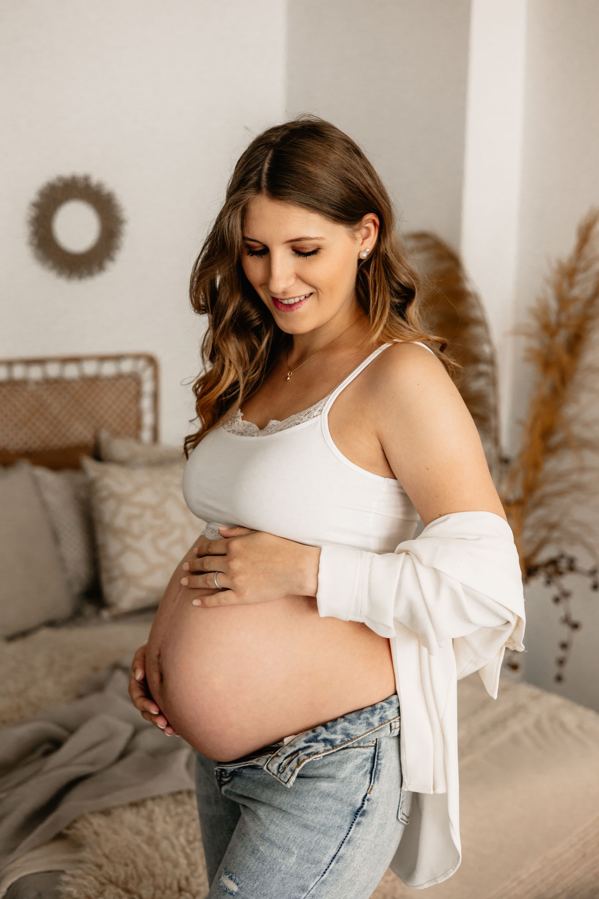 Babybauchfotos in Hose und Bustier