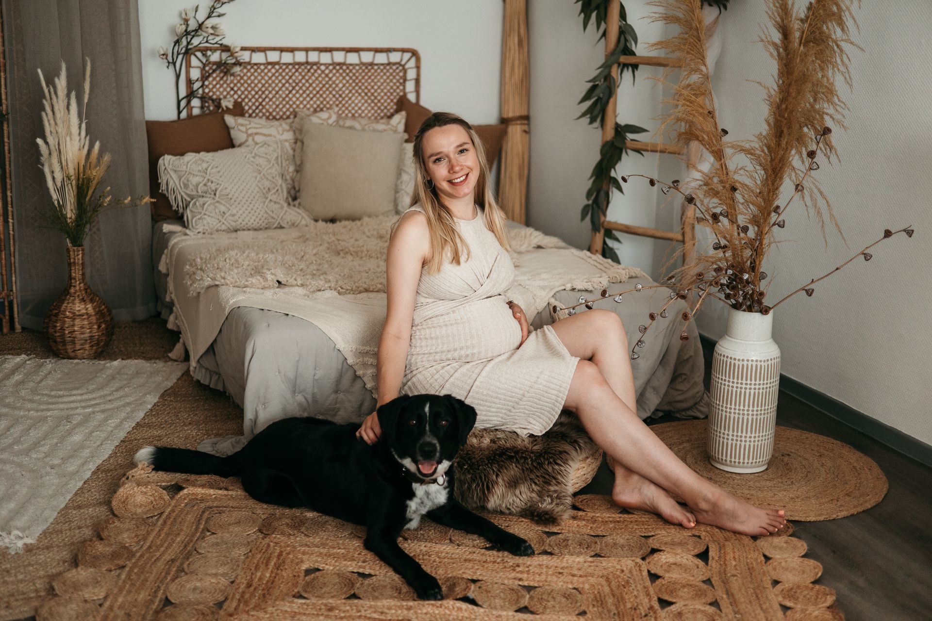 Schwangere mit Familienhund in meinem Fotostudio