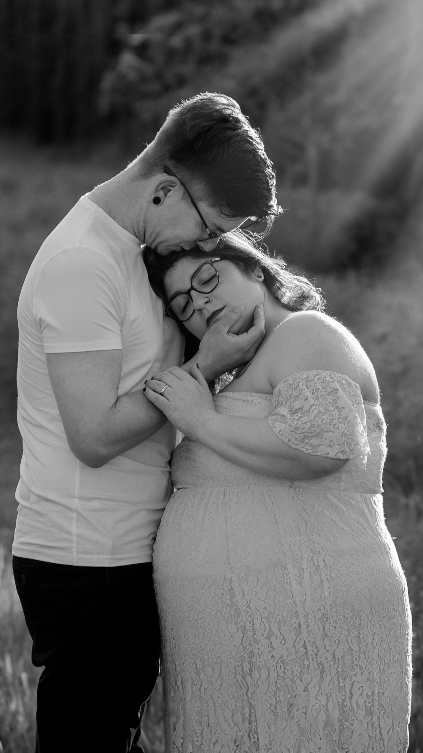 Paar während ihrer Schwangerschaftsfotos in der Soester Börde