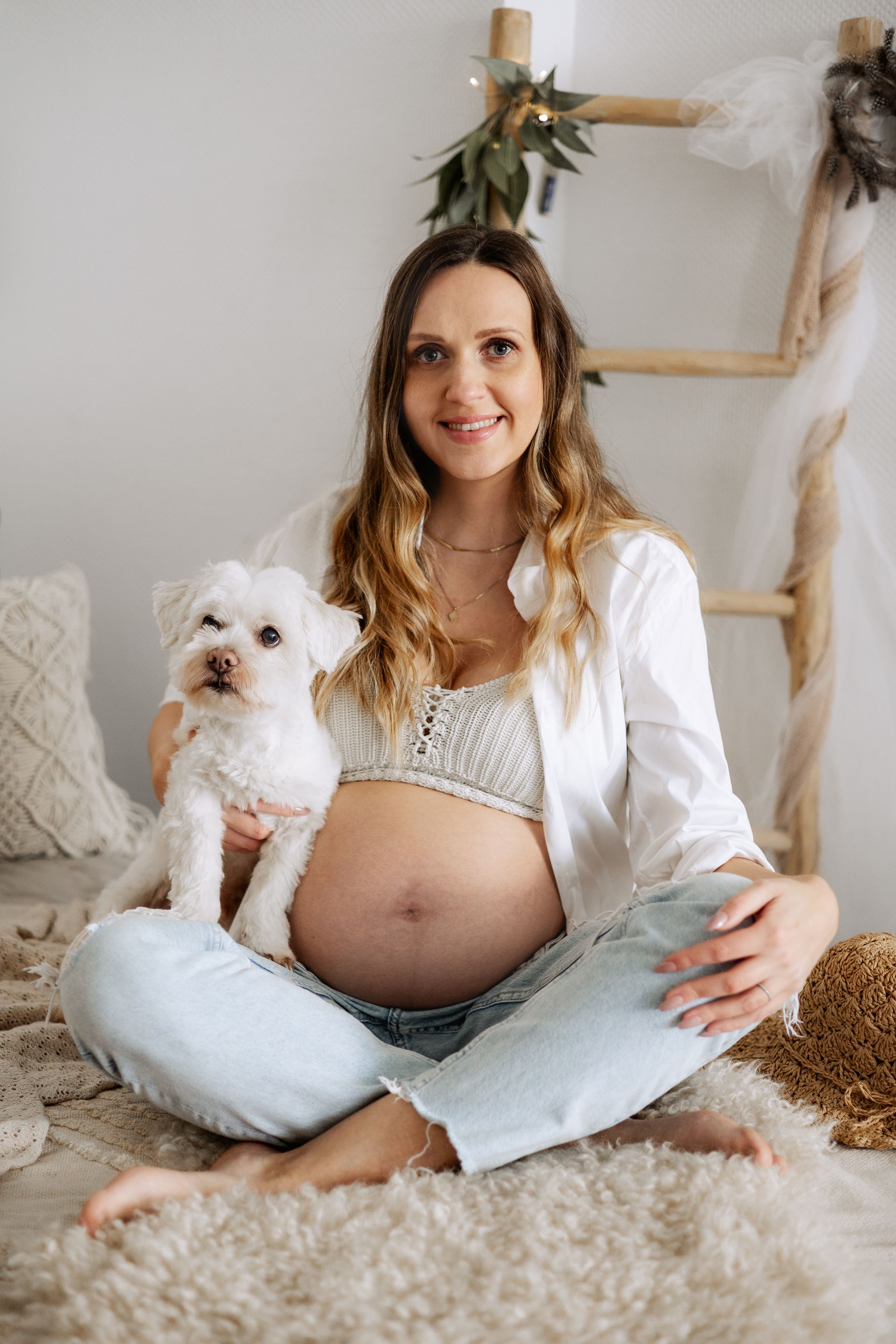 Schwange mit weißen Hund