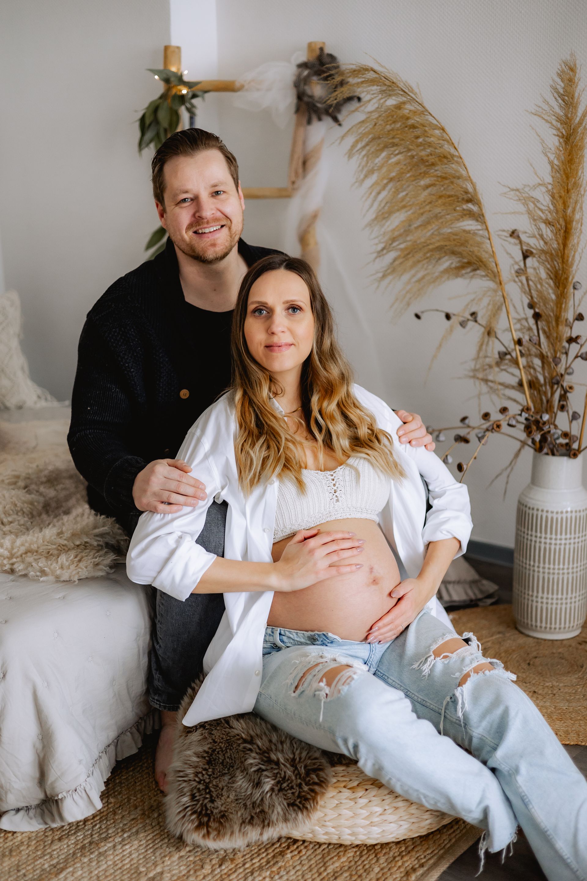 Werdende Eltern in glücklicher Zweisamkeit in meinem Fotostudio Soest