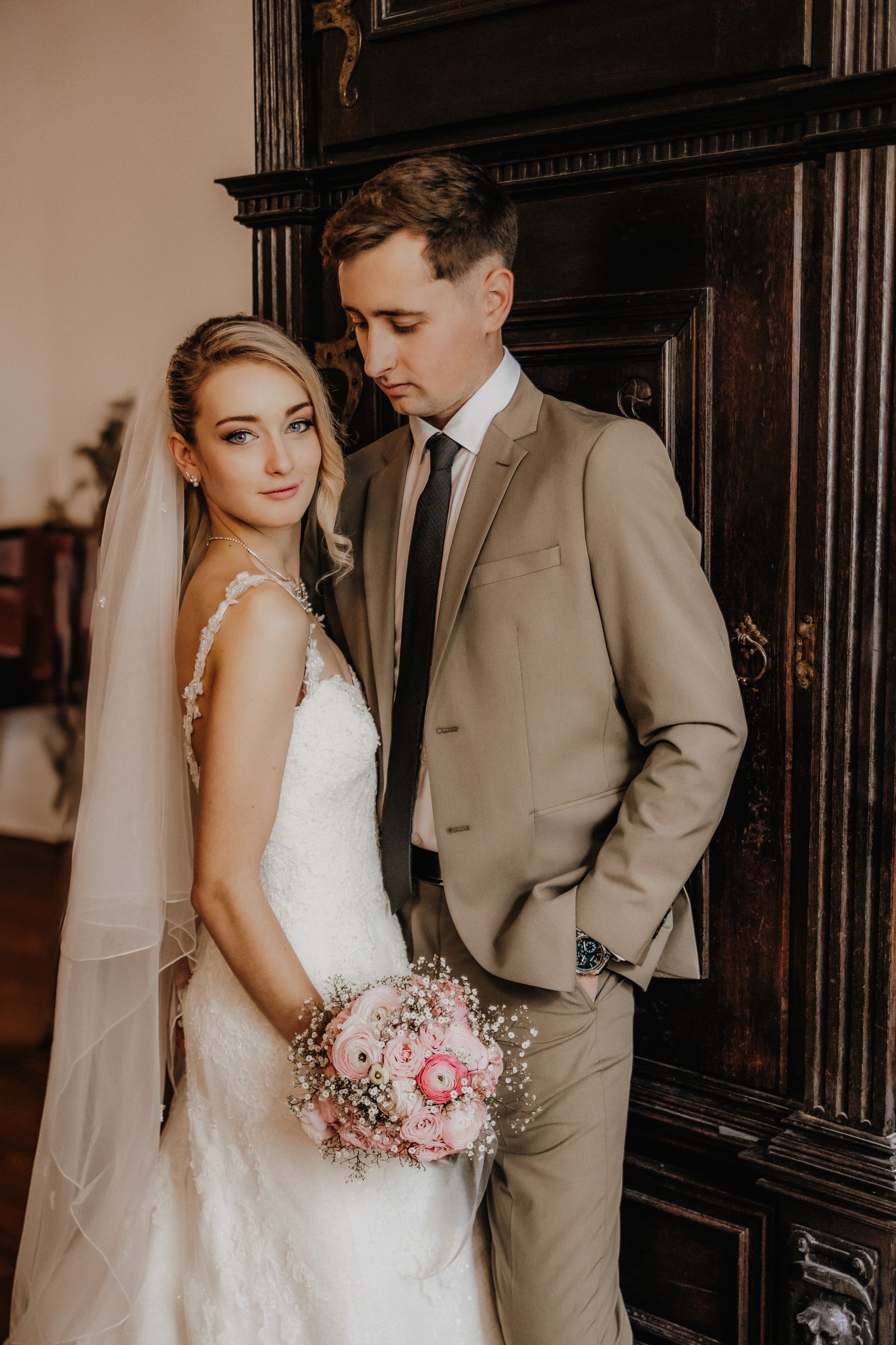 Brautpaar im Flur Standesamt Soest