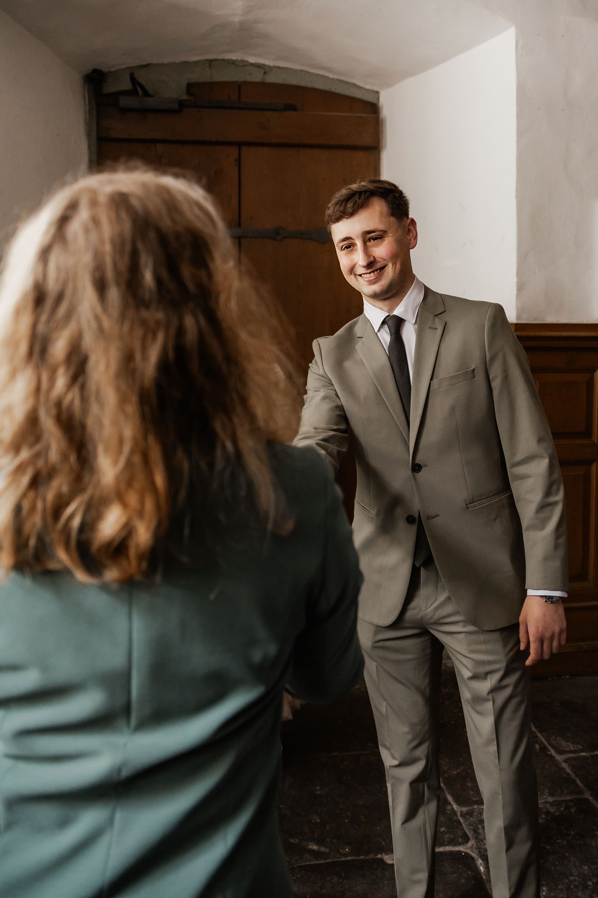 Standesbeamtin begrüßt Bräutigam im Standesamt Soest