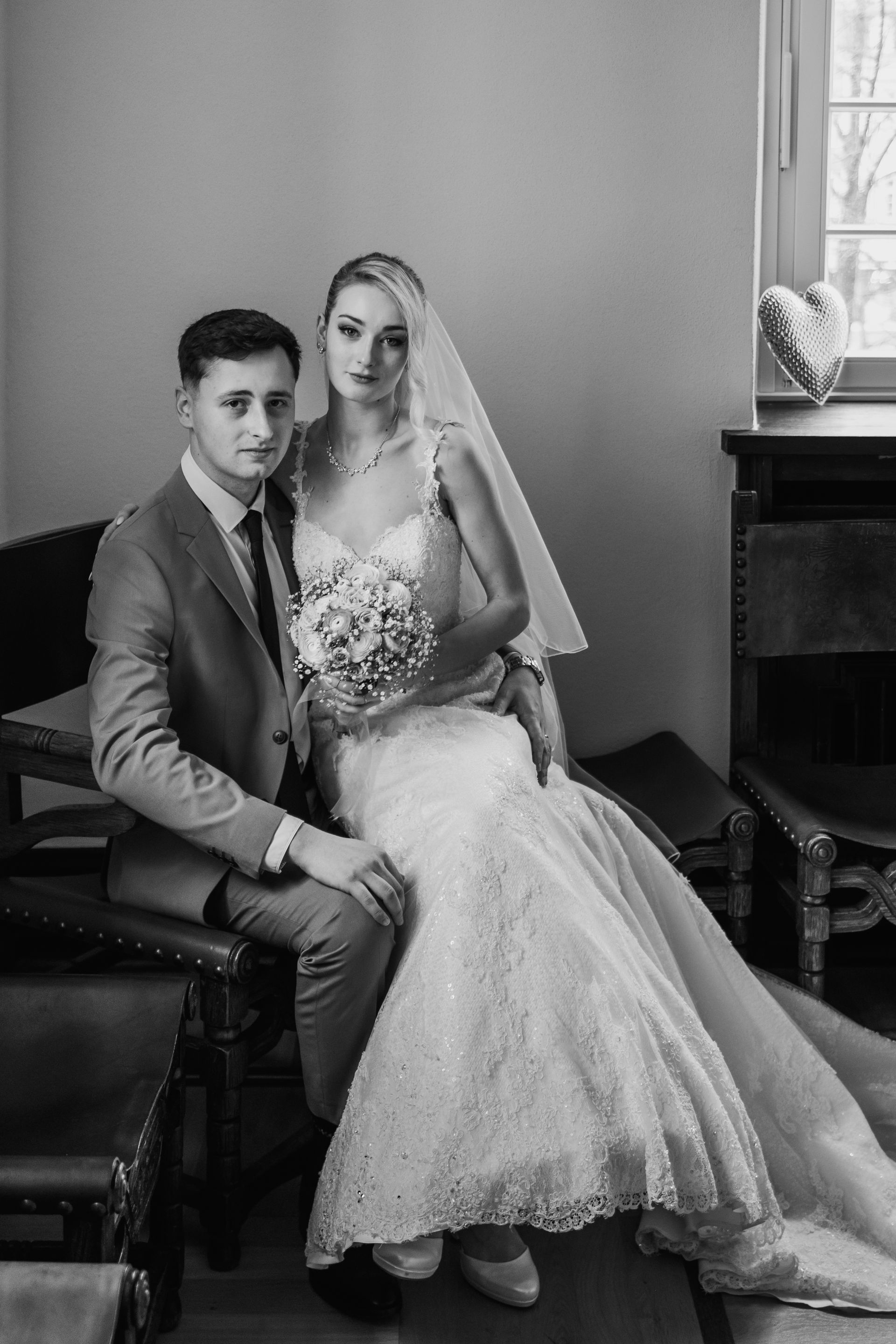 Brautpaar sitzend im Standesamt Soest