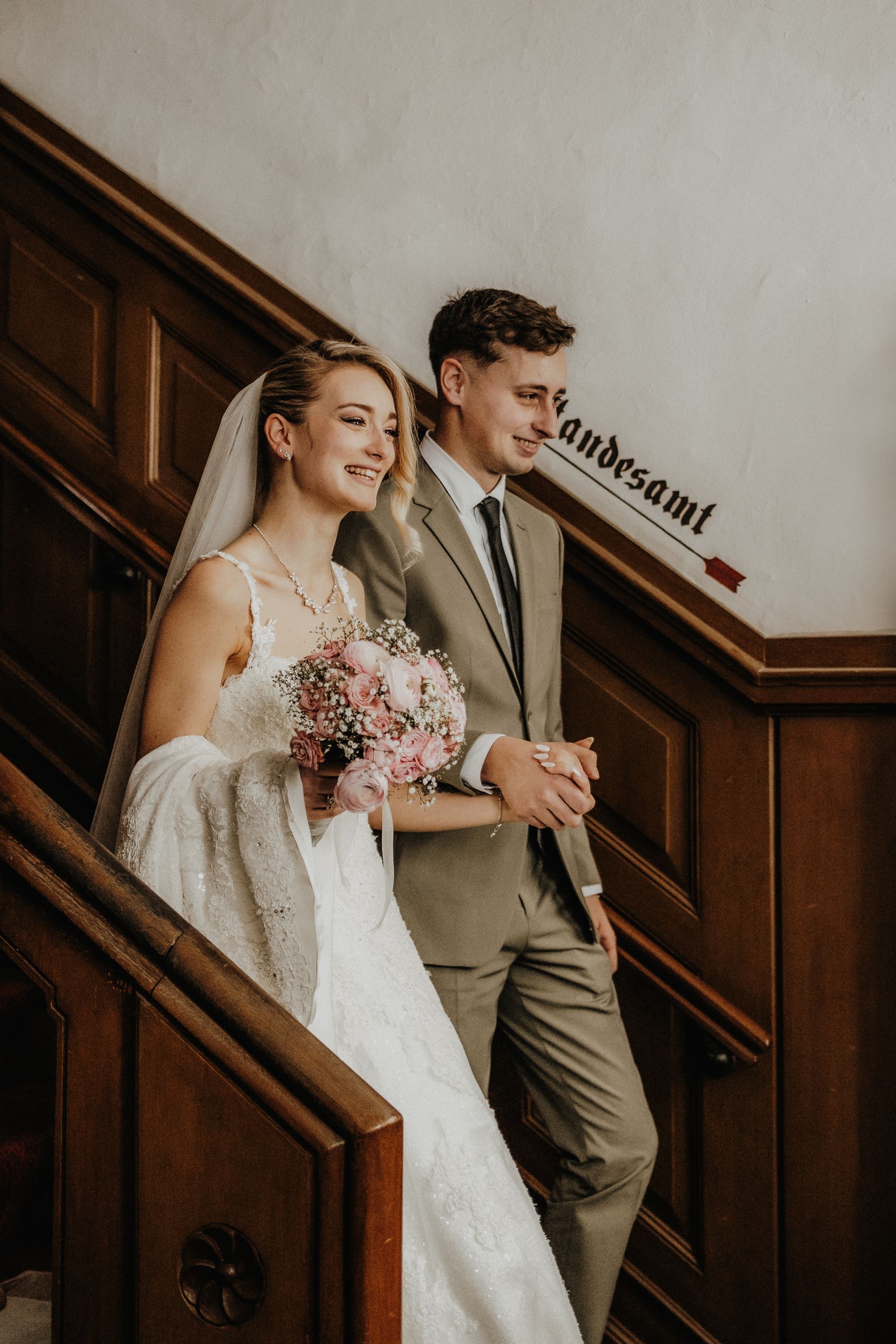 Brautpaar auf der Treppe vom Standesamt Soest