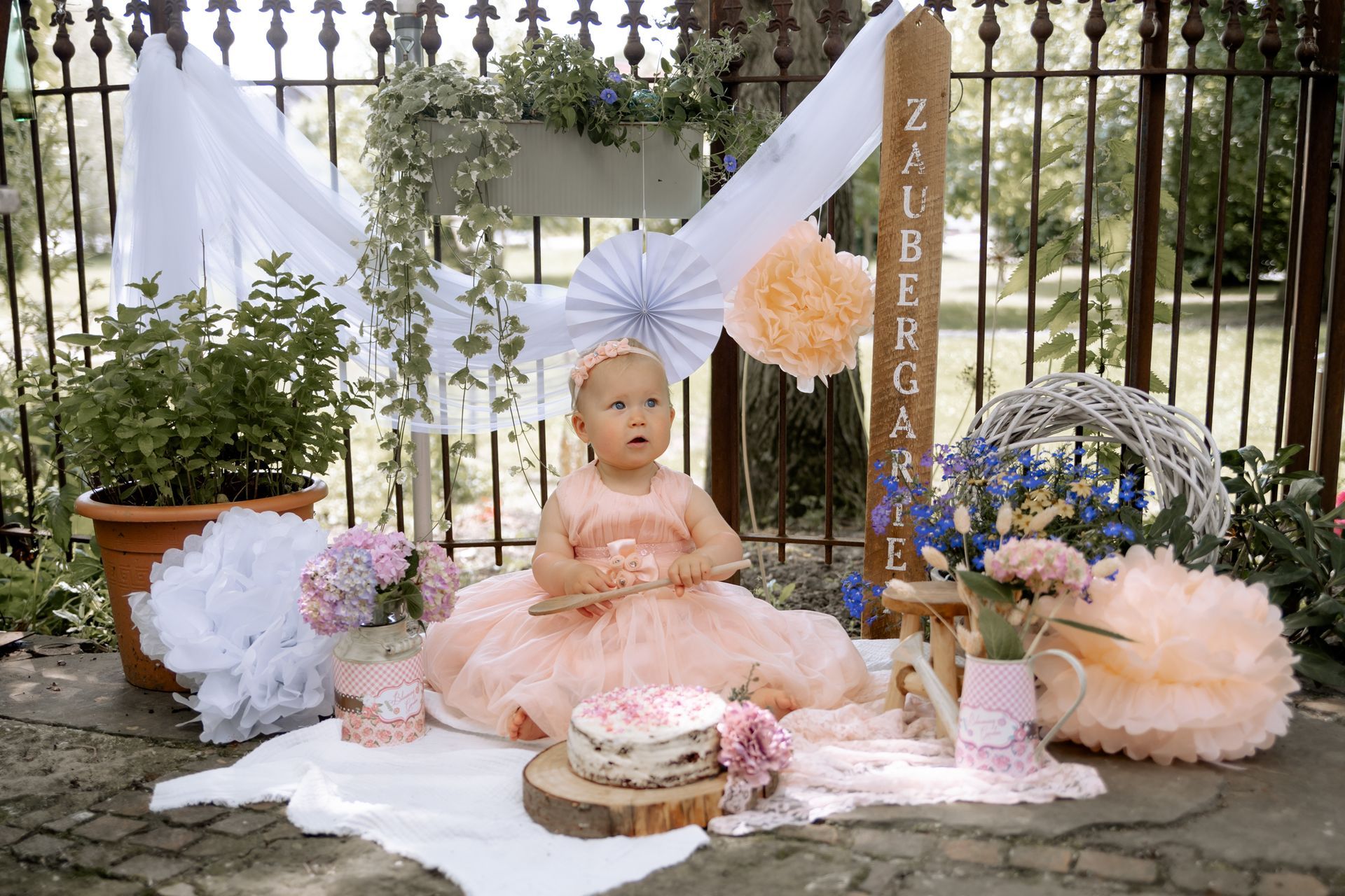 Outdoor Torte und Mädchen