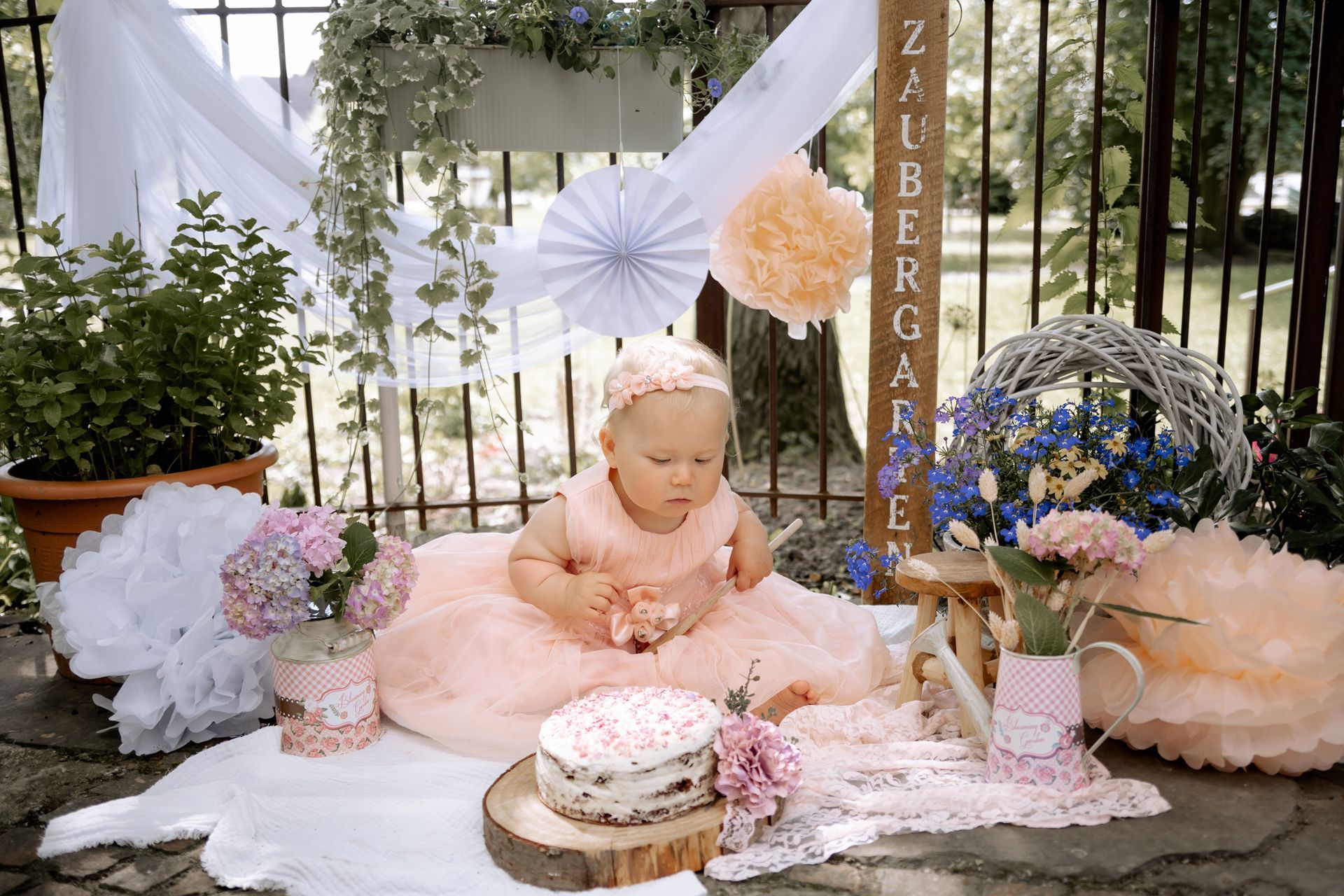 Outdoor Erster Geburtstag Cake Smash Mädchen