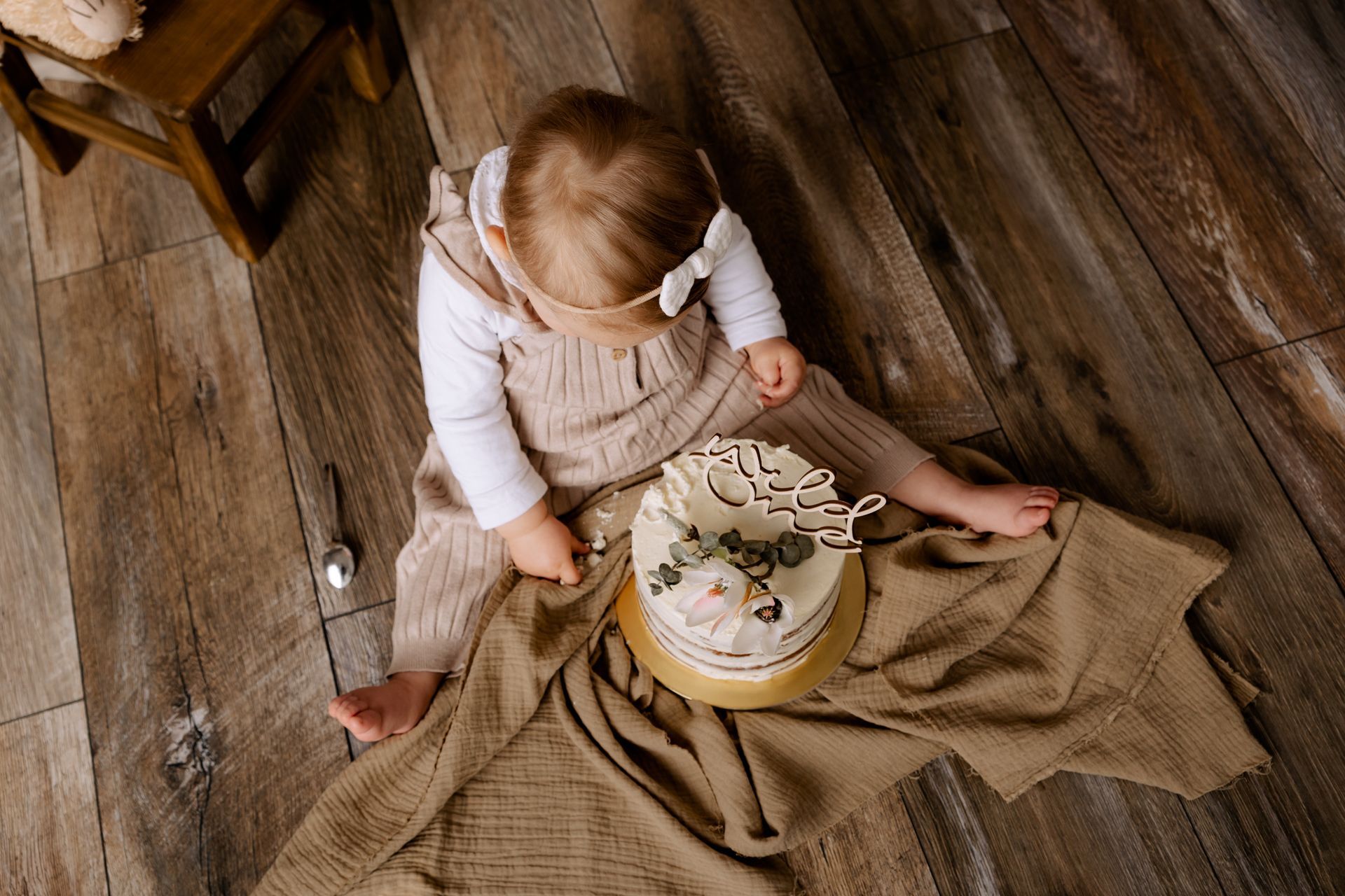 Kind mit Boho Torte erster Geburtstag