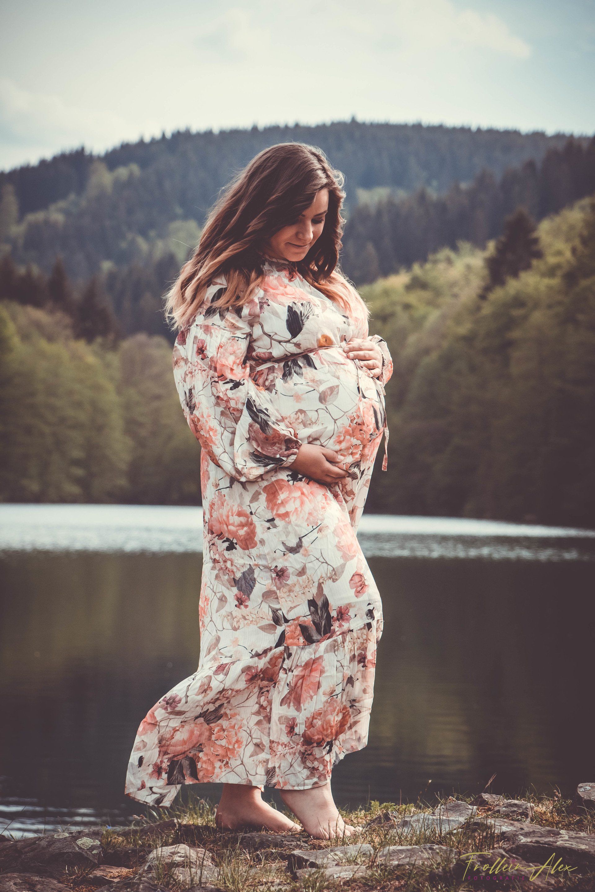 Babybauchfotos vor einer traumhaften Kulisse in Olsberg am wunderschönen Silbersee