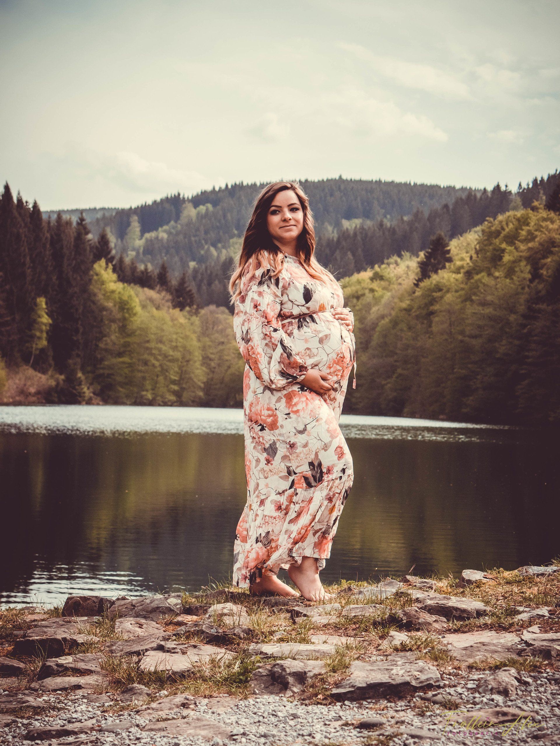 Babybauch Fotos in einer sagenhaft schönen Kulisse. Der Silbersee in Olsberg