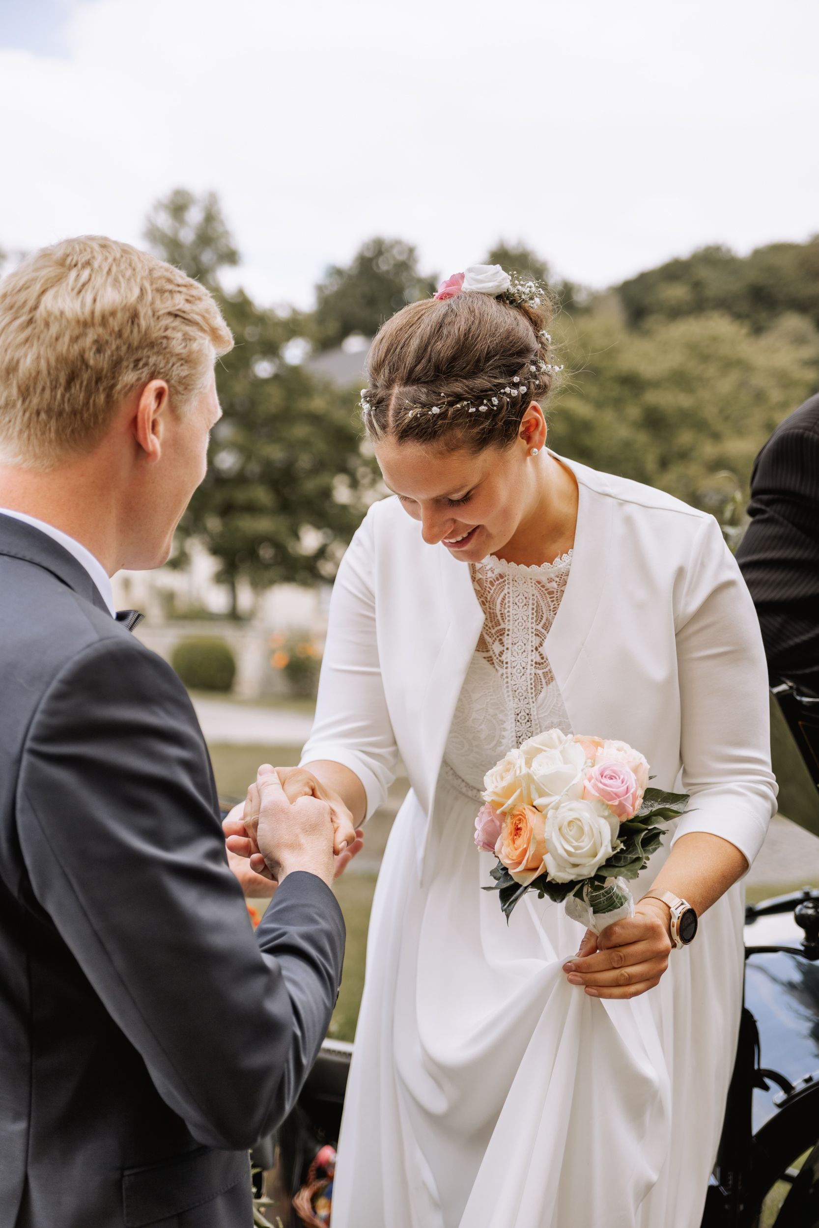 Braut steigt aus Kutsche Schloss Körtlinghausen