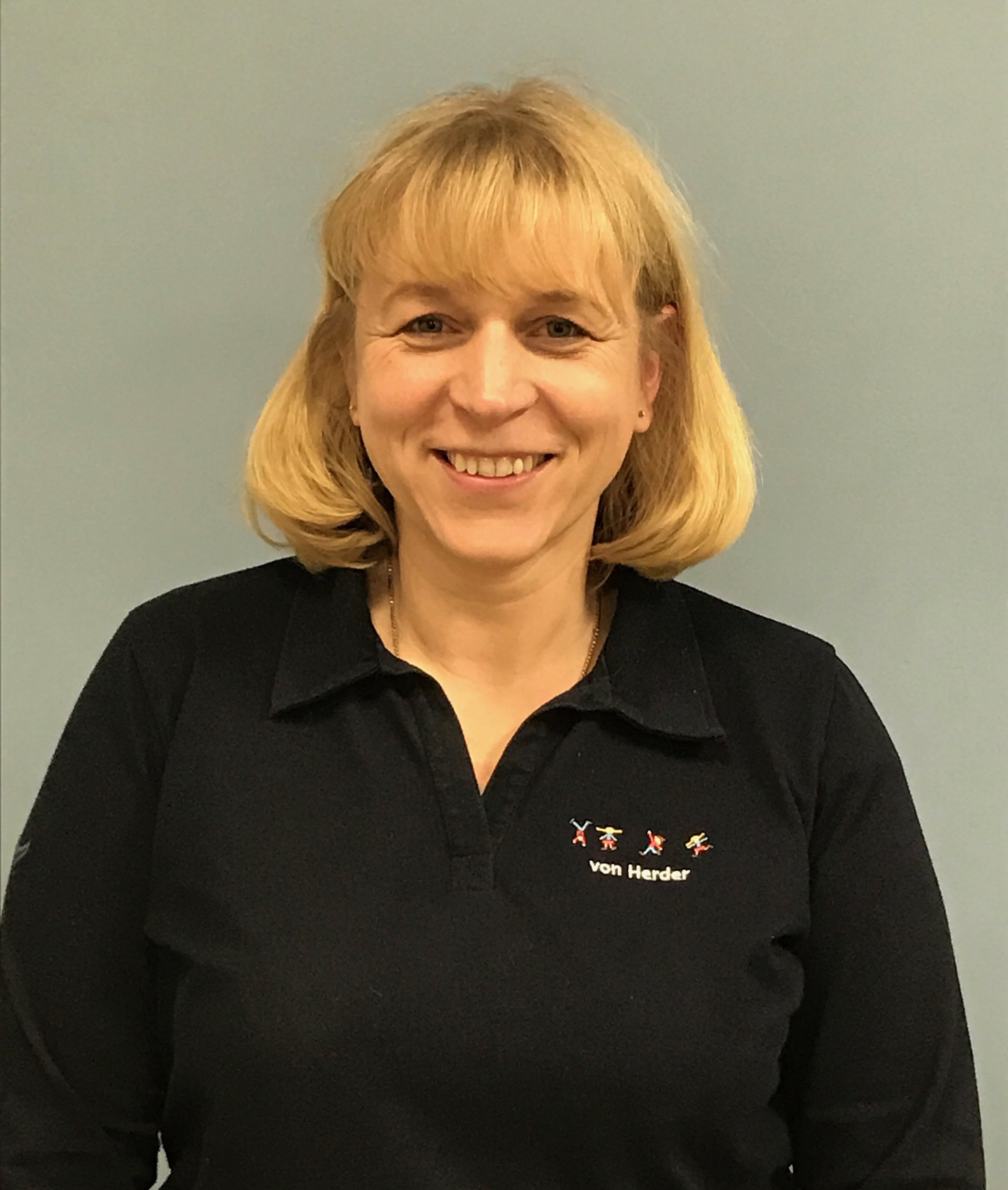 Medizinstudium an der Universität Heidelberg. Ausbildung zur Fachärztin für Kinder- und Jugendmedizin Fachklinik Wangen im Allgäu und Kinderklinik Heidenheim. Seit 2009 niedergelassen in Gemeinschaftspraxis mit Dr. Kurt Burger.