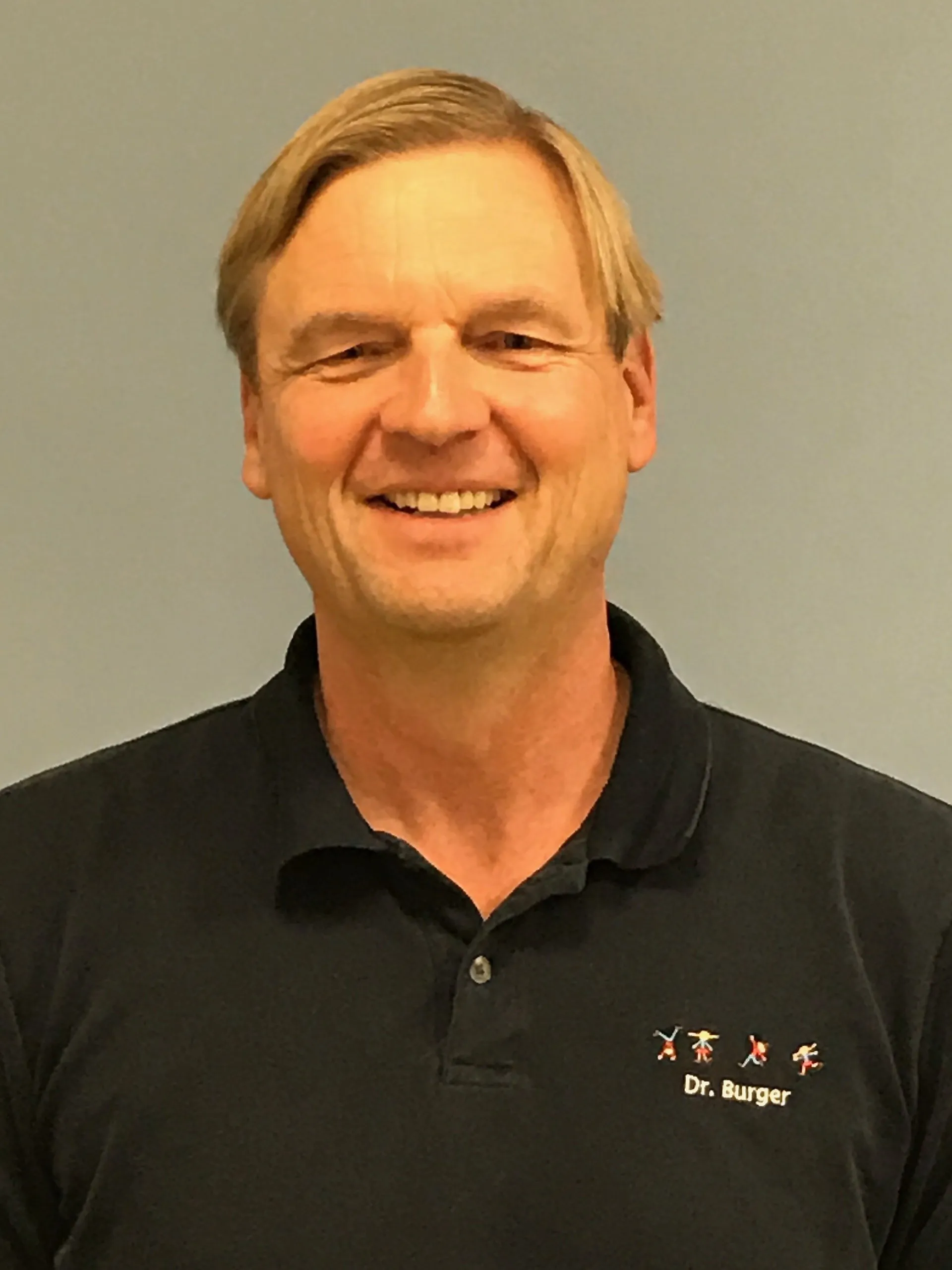 Medizinstudium an der Universität Ulm. Ausbildung zum Facharzt für Kinder- und Jugendmedizin in der Kinderklinik Ravensburg und im Olgahospital Stuttgart. Schwerpunkte: Allergologie, Kinder-Jugendpneumologie, Asthmatrainer, Fachzertifikat Reisemedizin . Seit 1997 niedergelassen in Kornwestheim. Seit 2009 in Gemeinschaftspraxis mit Susanne von Herder. Dr. Kurt Burger, Kinder- Jugendneumologe , Allergologe
