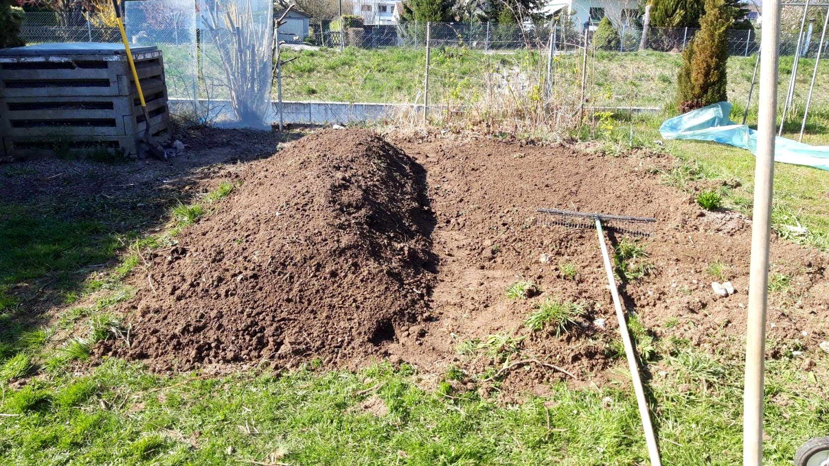 Dario Schmid zeigt uns die Erstellung seines Hügelbeets.
