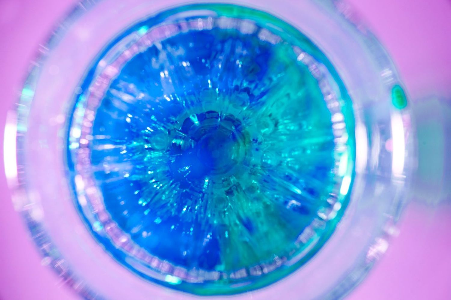 Les corps flottants sont causés par des altérations du vitré, le gel transparent qui remplit l’œil. Avec l’âge, il se liquéfie et des fibres microscopiques s’agglutinent, projetant des ombres sur la rétine. Mais ce n’est pas qu’un simple signe du vieillissement ! Traumatismes, myopie, inflammation ou complications post-opératoires peuvent aussi provoquer ces particules gênantes.