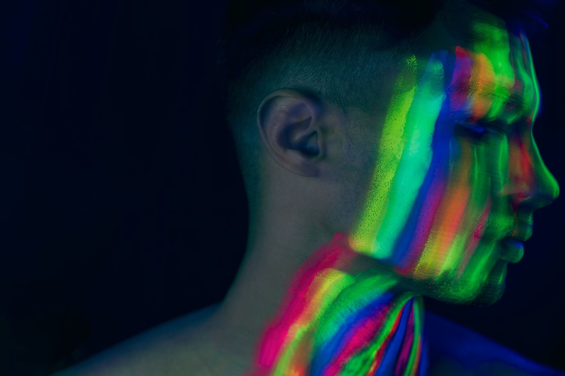 Les corps flottants sont des altérations du vitré visibles surtout sur fond clair. Contrairement aux