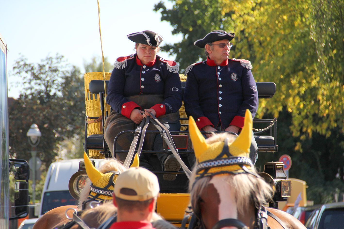 Historische Postkutsche mit Vierergespann der Titanen der Rennbahn in Berlin beim Weinfest