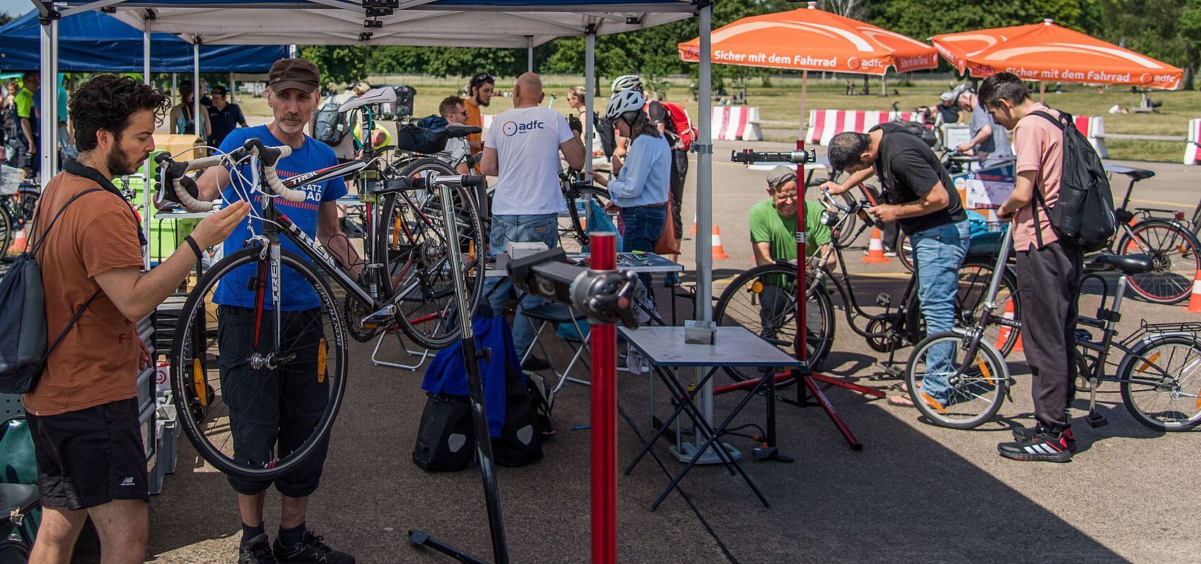 Der ADFC beim Fahrradcheck im Frühjahr mit Fahrradcodierung gegen Diebstahl. Menschen fahren mit ihren Fahrrädern vor, um beide Angebot für ihren Drahtesel zu nutzen.
